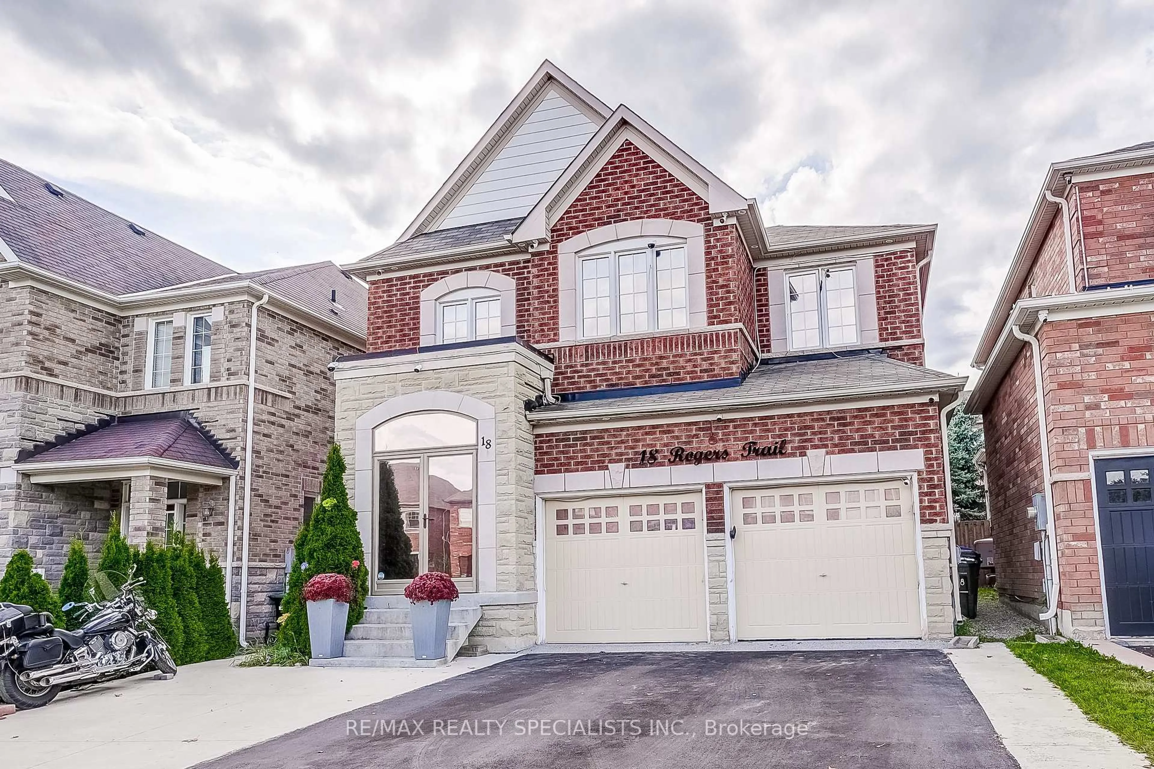 Home with brick exterior material, street for 18 Rogers Tr, Bradford West Gwillimbury Ontario L3Z 0G4