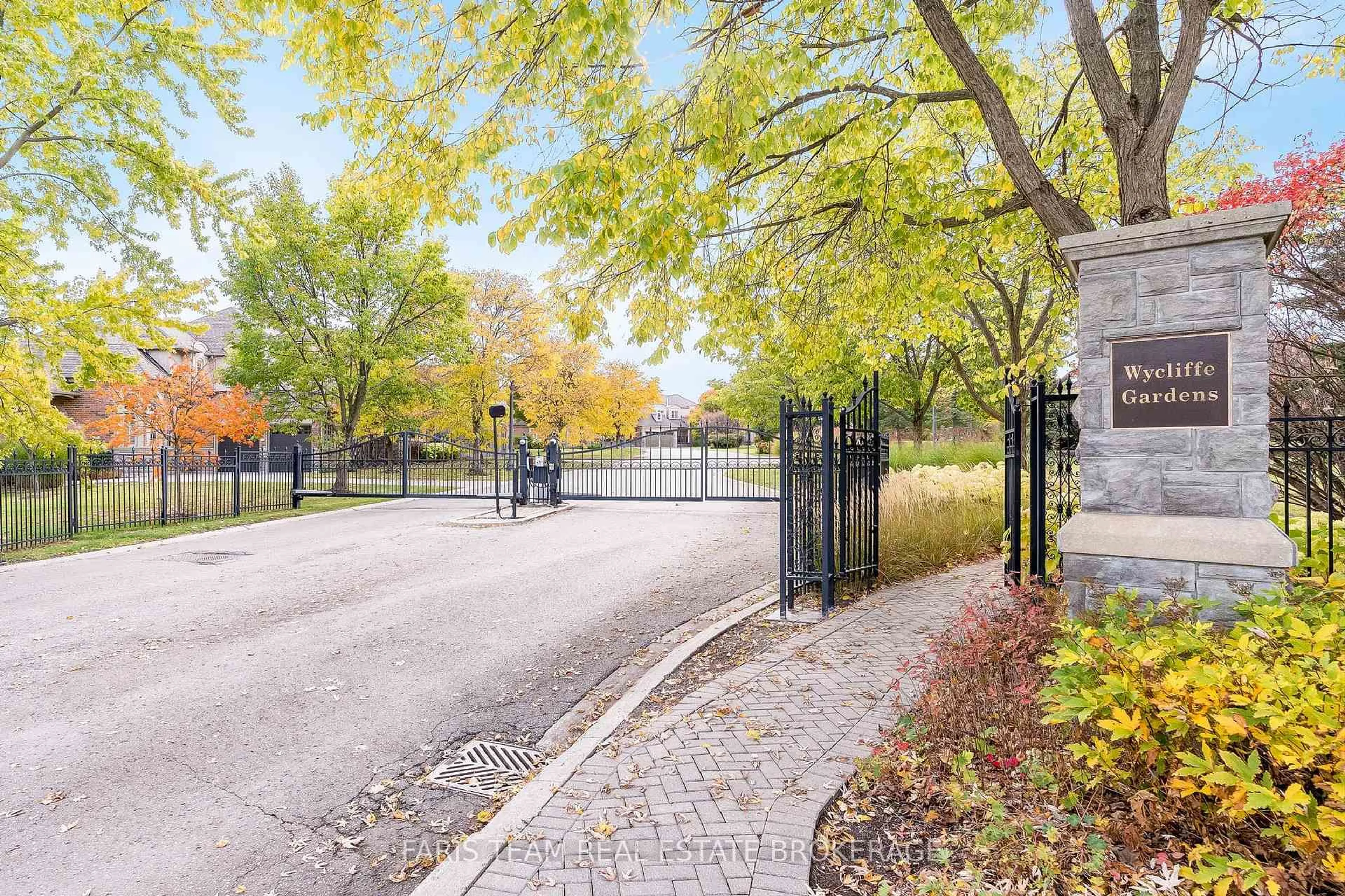 Patio, street for 10 Wilton Tr, Aurora Ontario L4G 7S9