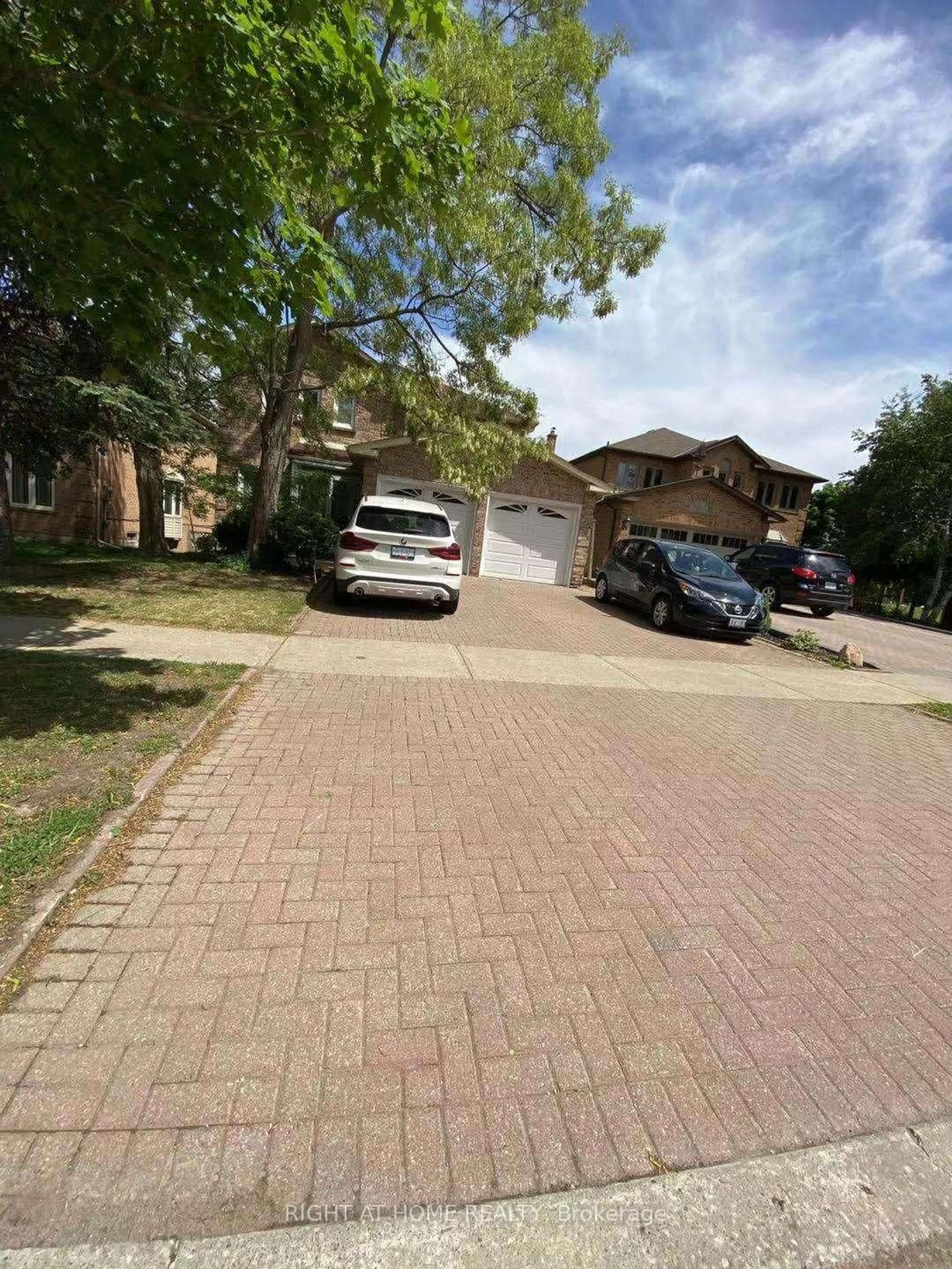 A pic from outside/outdoor area/front of a property/back of a property/a pic from drone, street for 3 Hollingham Rd, Markham Ontario L3R 7Y1