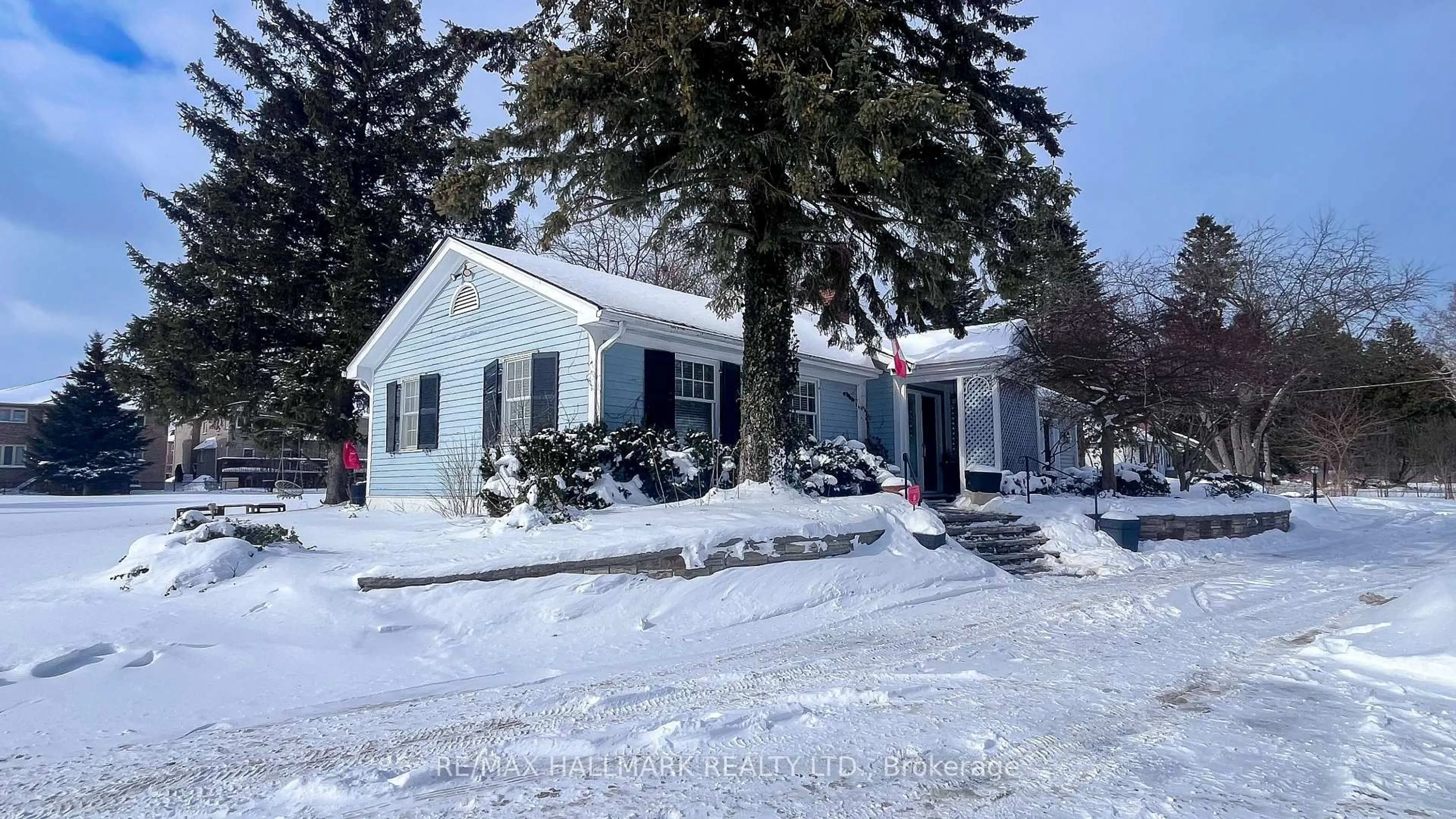 A pic from outside/outdoor area/front of a property/back of a property/a pic from drone, street for 11222 Bayview Ave, Richmond Hill Ontario L4S 1L4