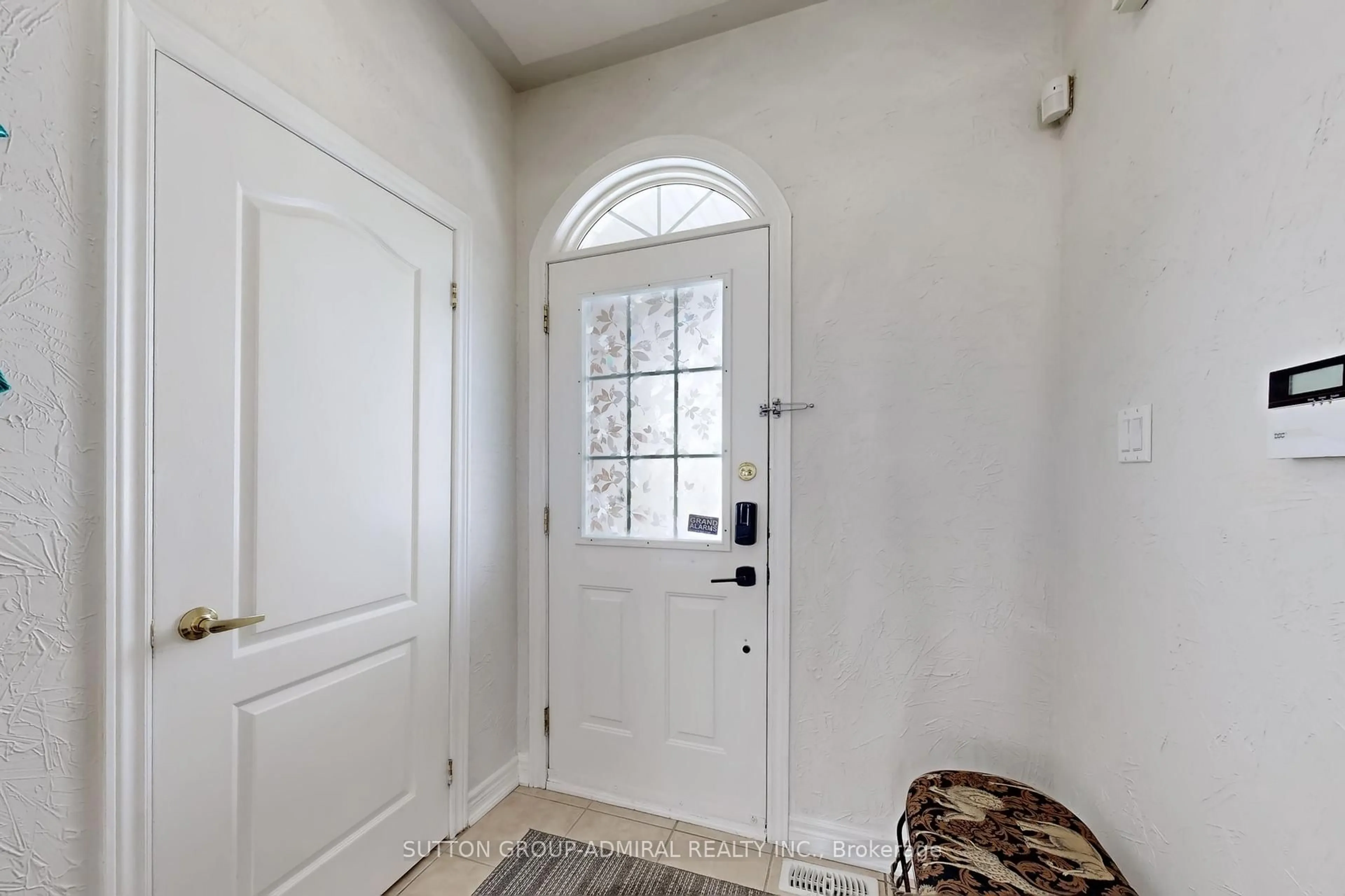 Indoor entryway for 98 Dewpoint Rd, Vaughan Ontario L4J 9E1