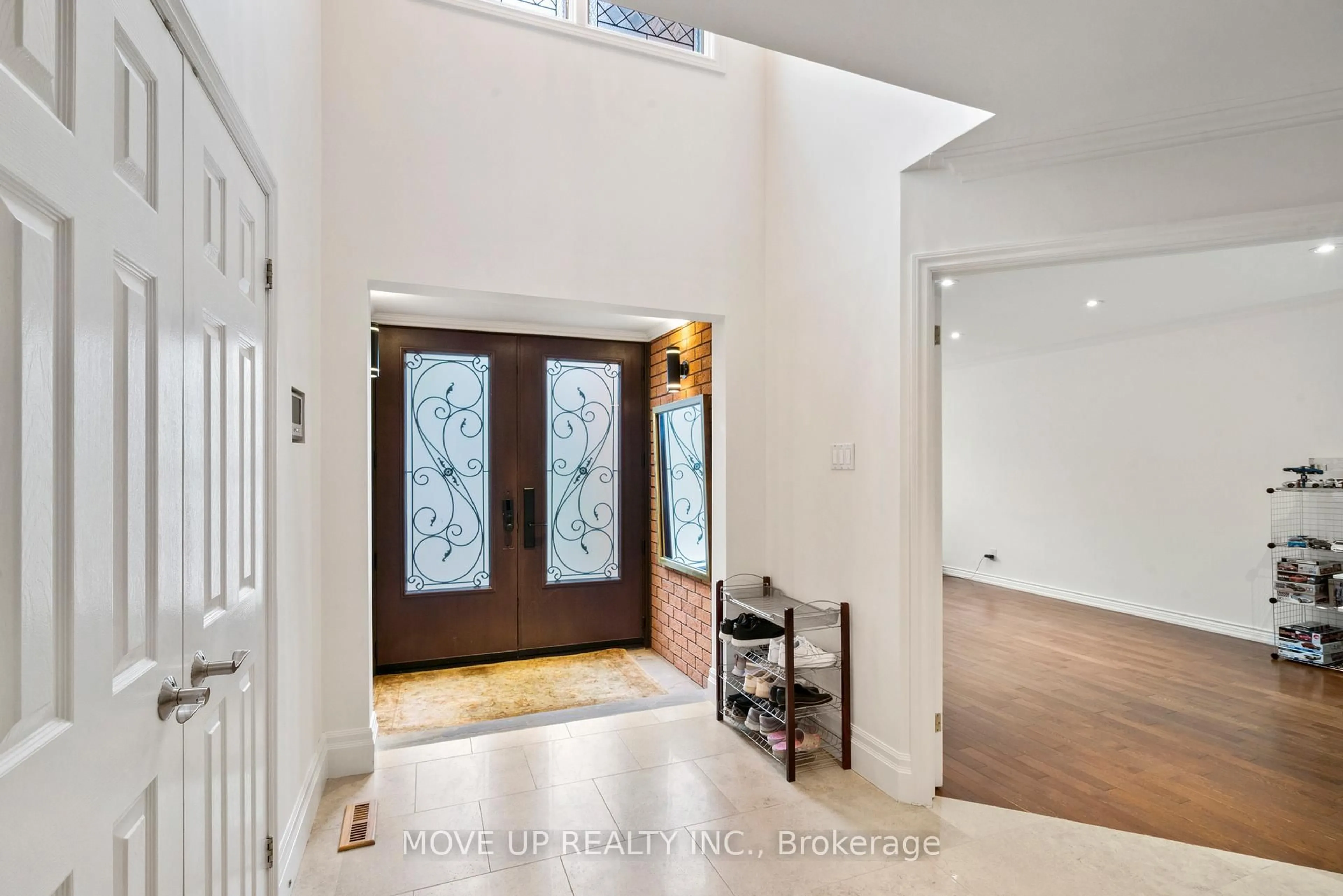 Indoor entryway for 21 Gaby Crt, Richmond Hill Ontario L4C 8X1