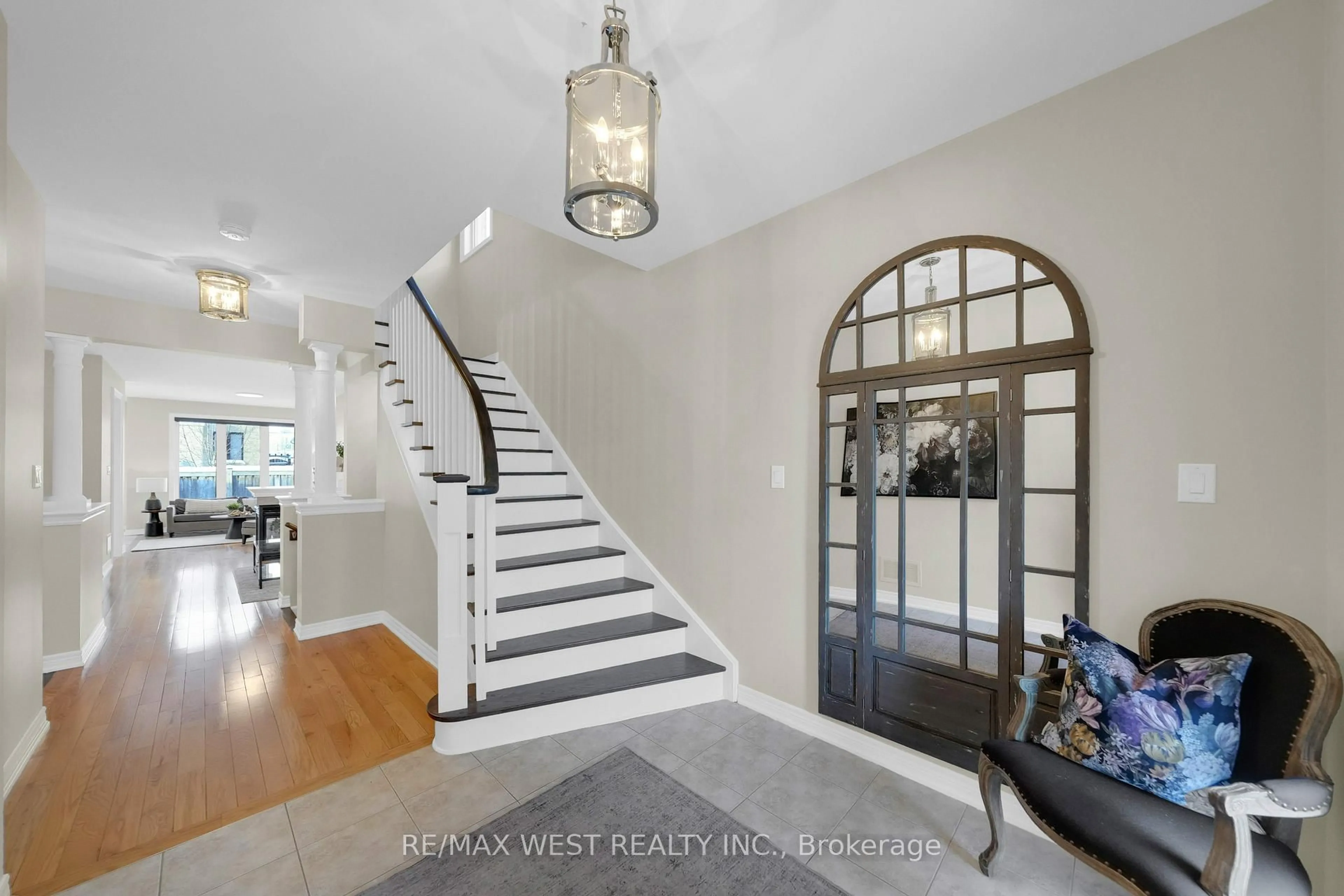 Indoor entryway for 244 Hansard Dr, Vaughan Ontario L4H 0W1