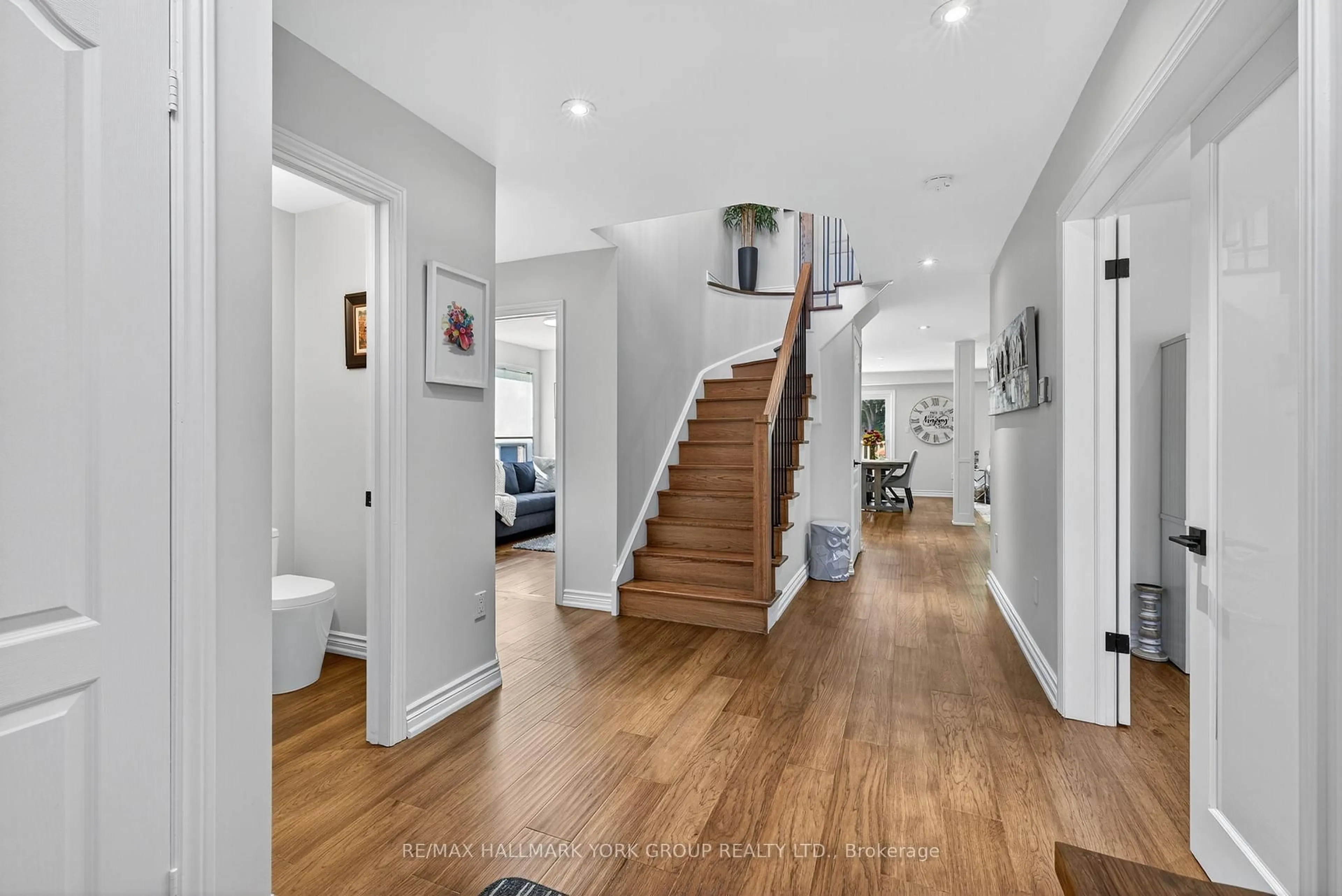 Indoor foyer for 341 Gaston Pl, Newmarket Ontario L3Y 8M4