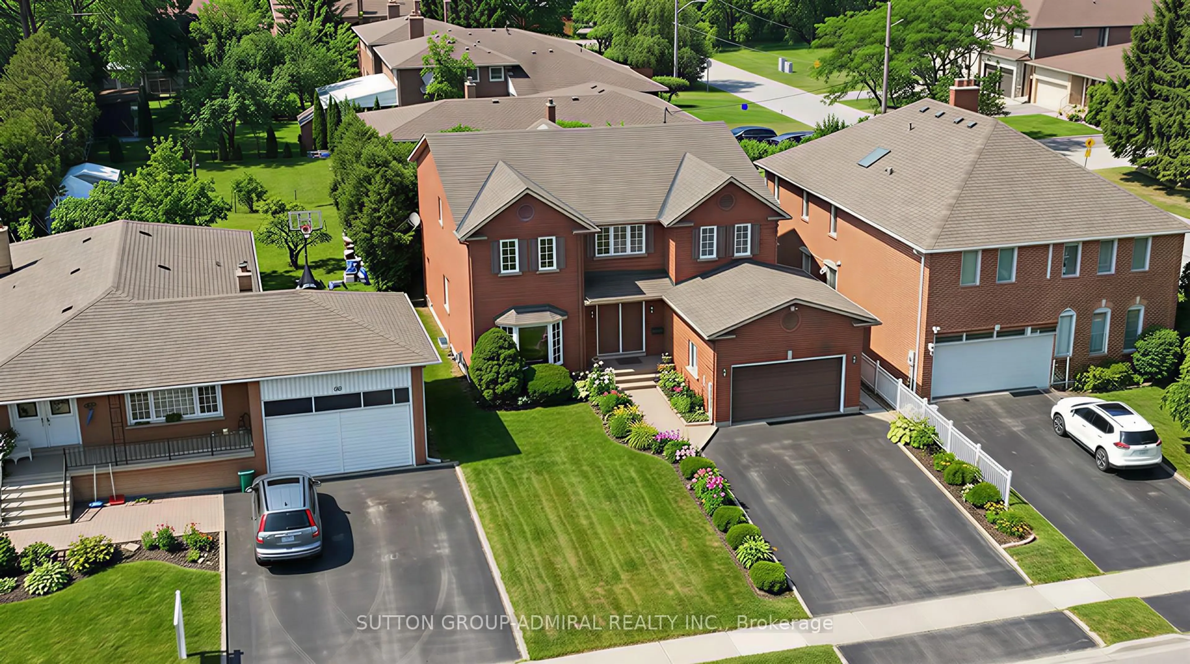 A pic from outside/outdoor area/front of a property/back of a property/a pic from drone, street for 90 Clark Ave, Markham Ontario L3T 1S8