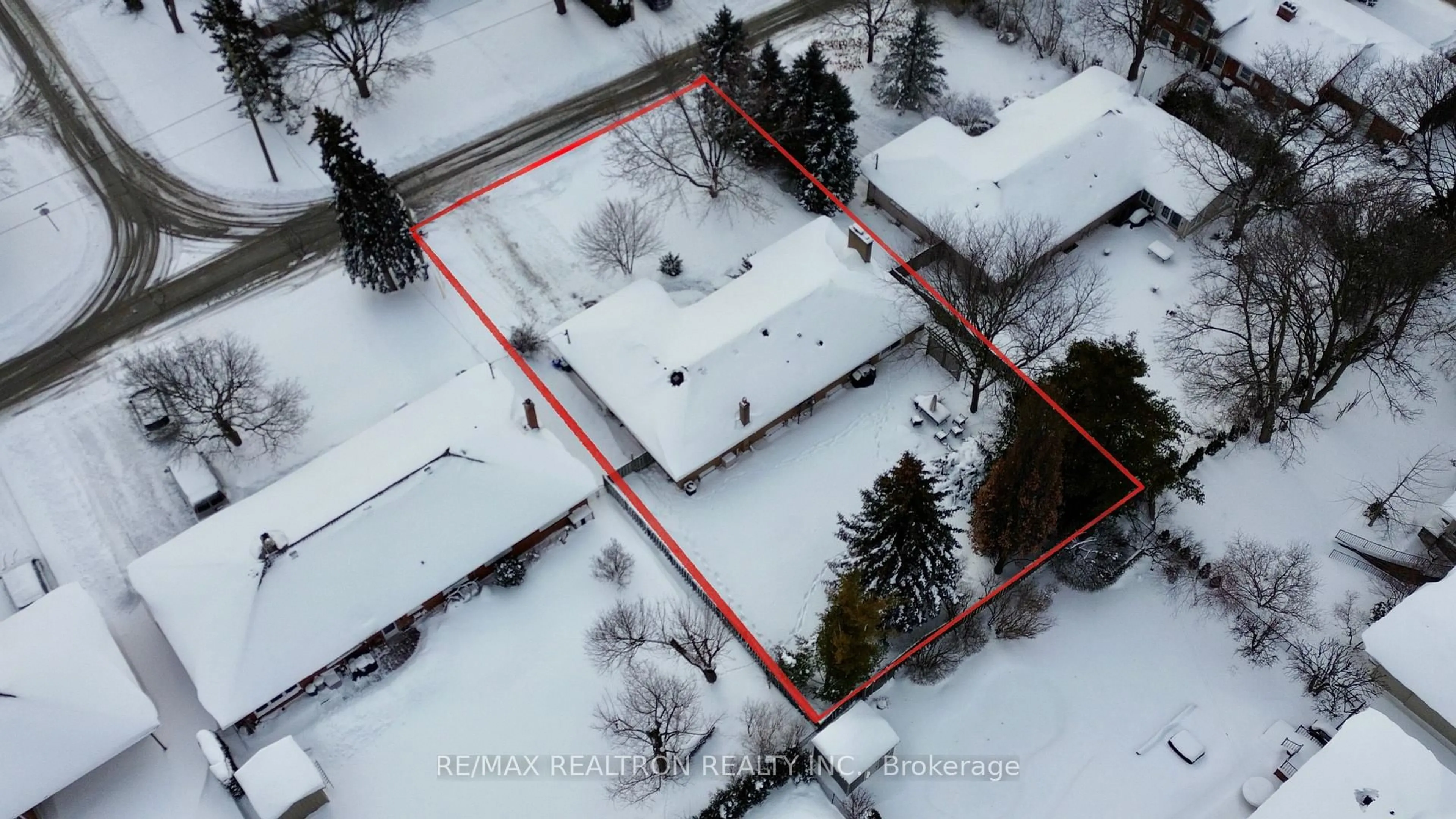 A pic from outside/outdoor area/front of a property/back of a property/a pic from drone, street for 10 Idleswift Dr, Vaughan Ontario L4J 1K7