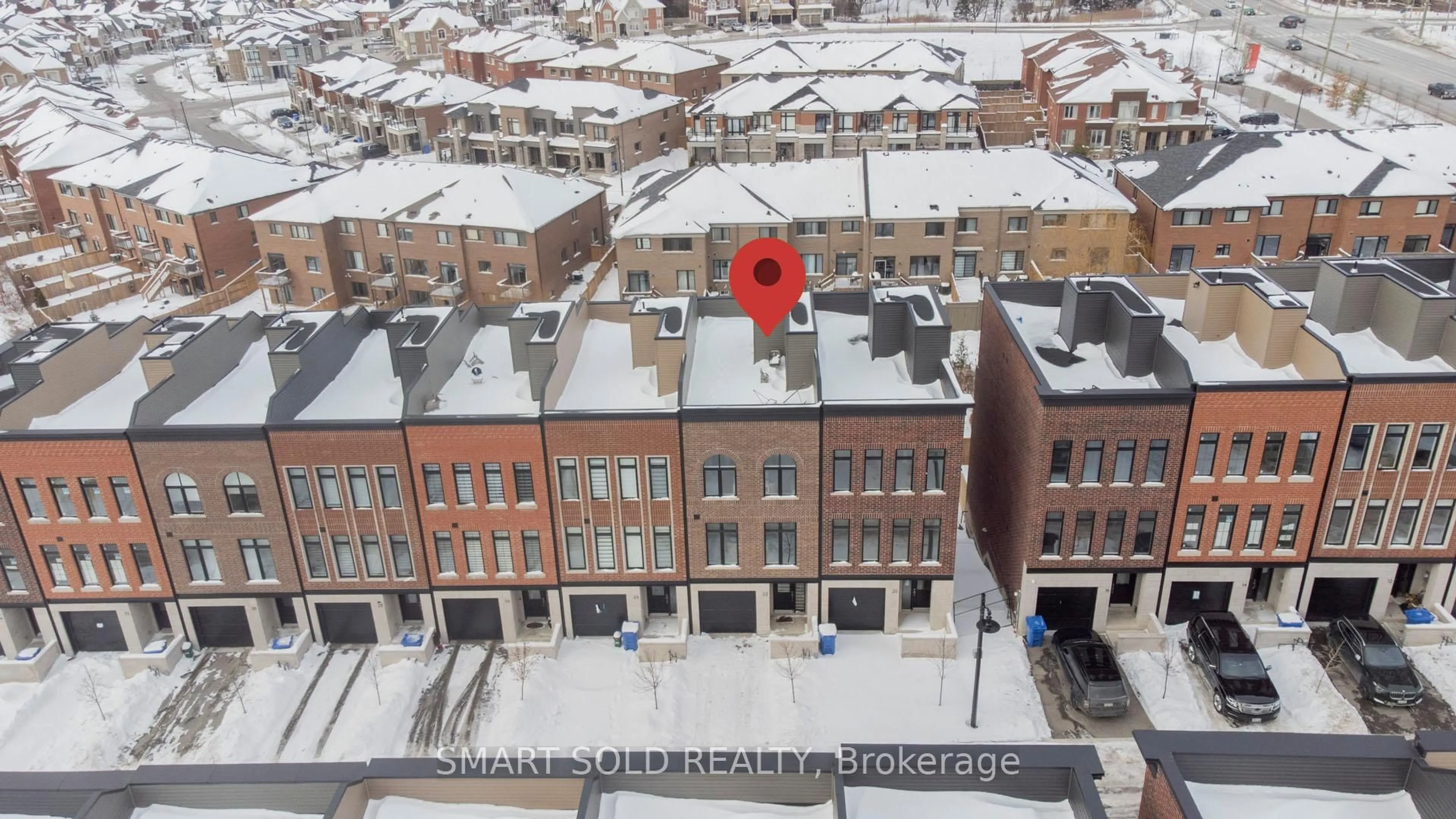 A pic from outside/outdoor area/front of a property/back of a property/a pic from drone, city buildings view from balcony for 22 Chestnut Crt, Aurora Ontario L4G 7C4