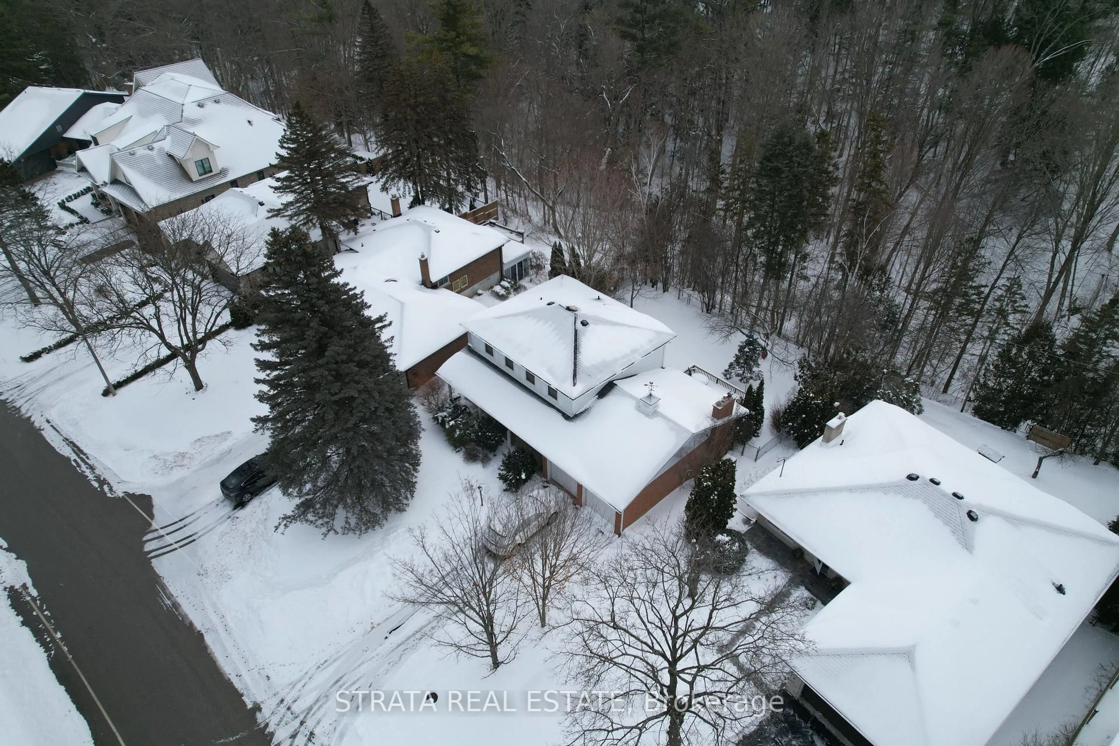 A pic from outside/outdoor area/front of a property/back of a property/a pic from drone, street for 111 Camlaren Cres, Vaughan Ontario L0J 1C0