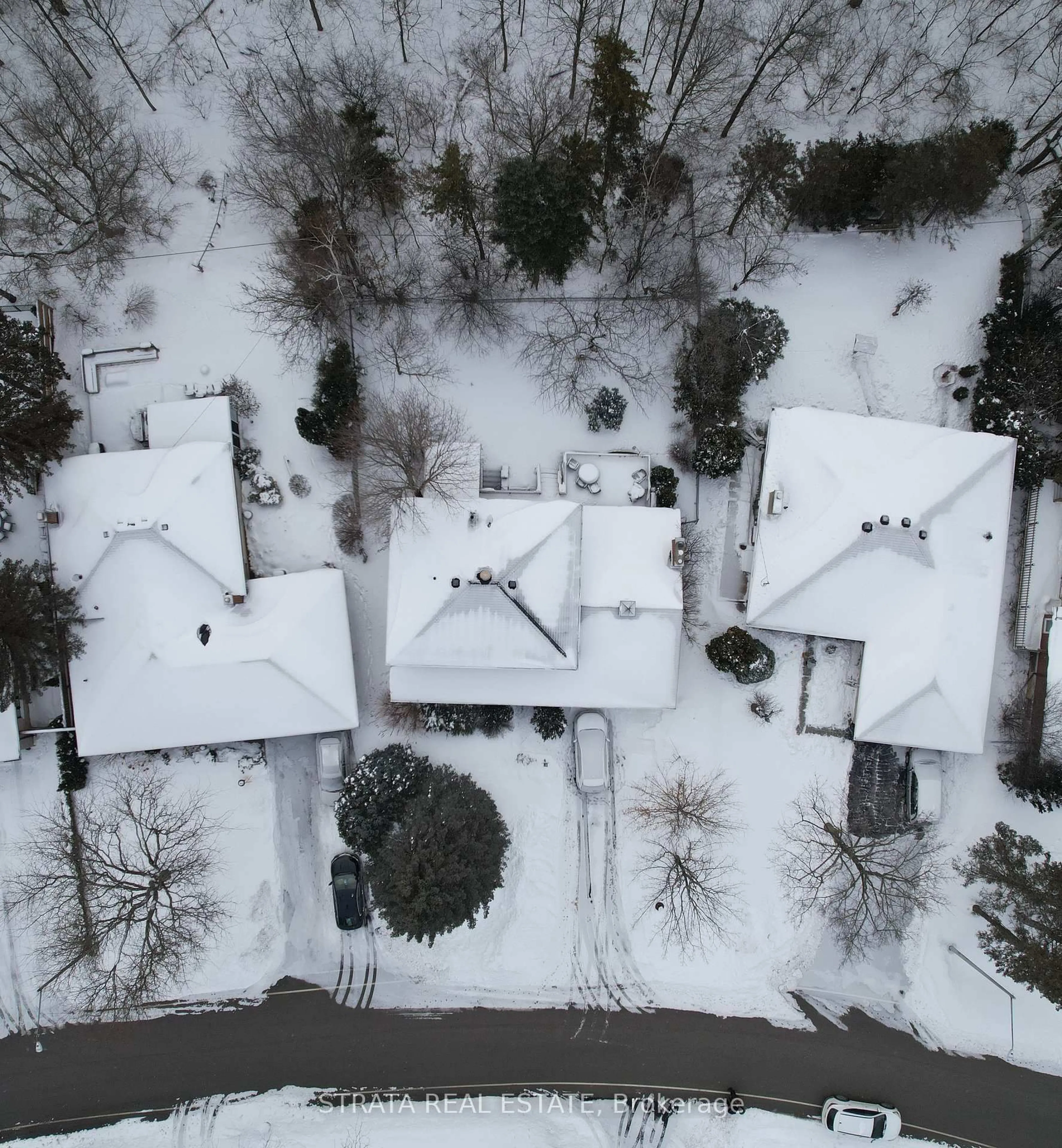 A pic from outside/outdoor area/front of a property/back of a property/a pic from drone, street for 111 Camlaren Cres, Vaughan Ontario L0J 1C0