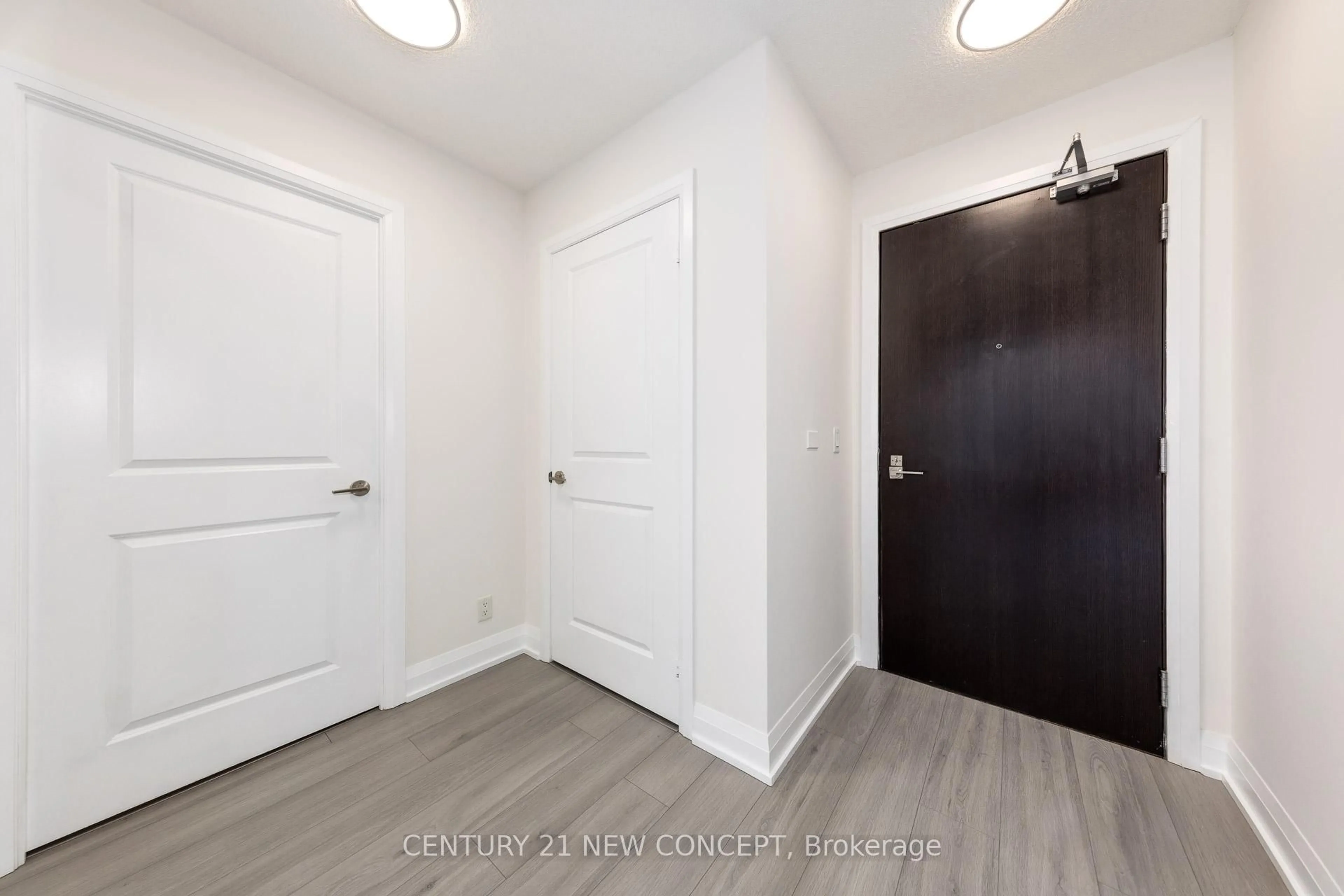 Indoor entryway for 372 Highway 7 East Rd #322, Richmond Hill Ontario L4B 0C6