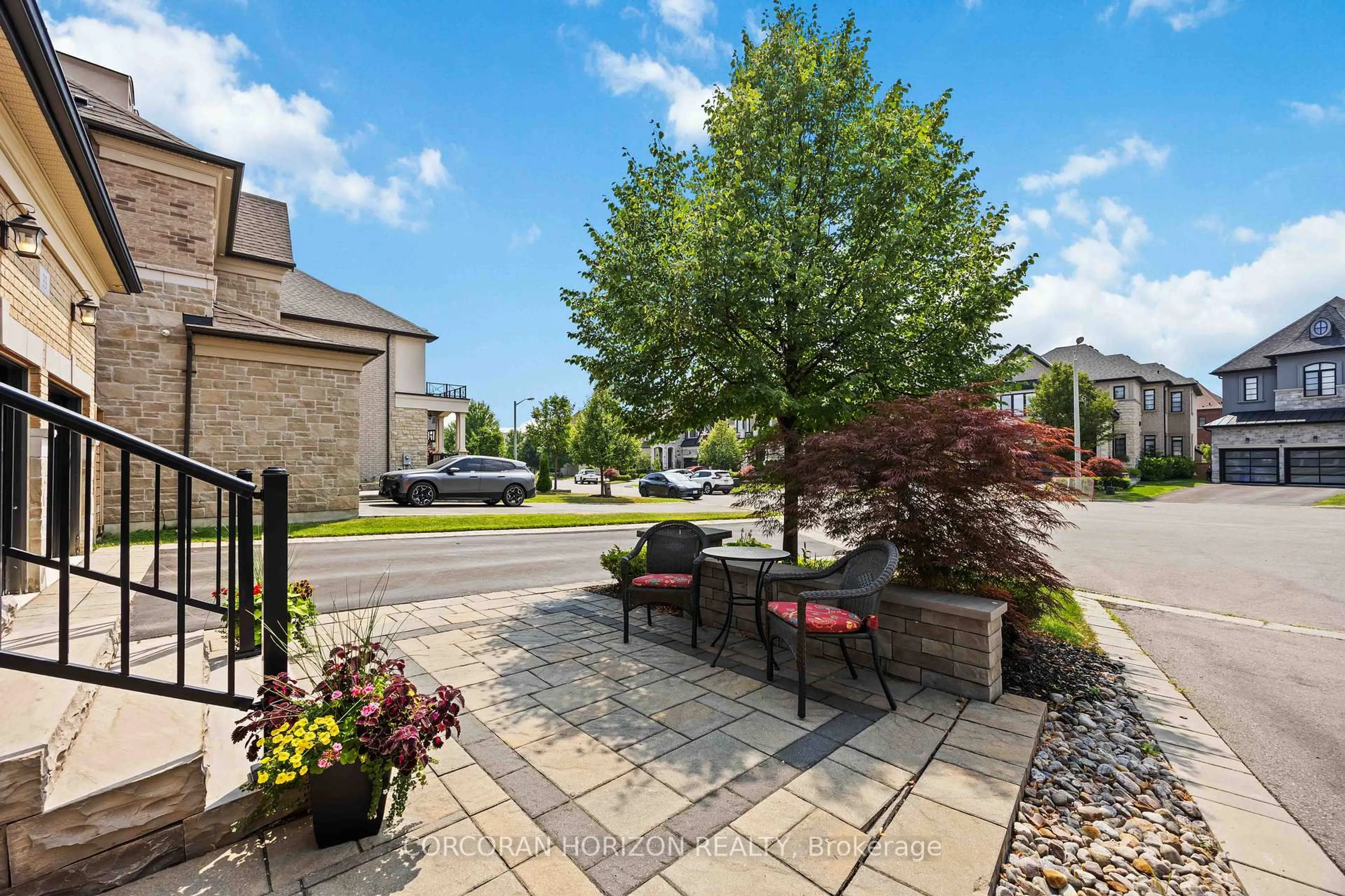 Patio, street for 33 Kylemount Crt, Vaughan Ontario L4J 0J4