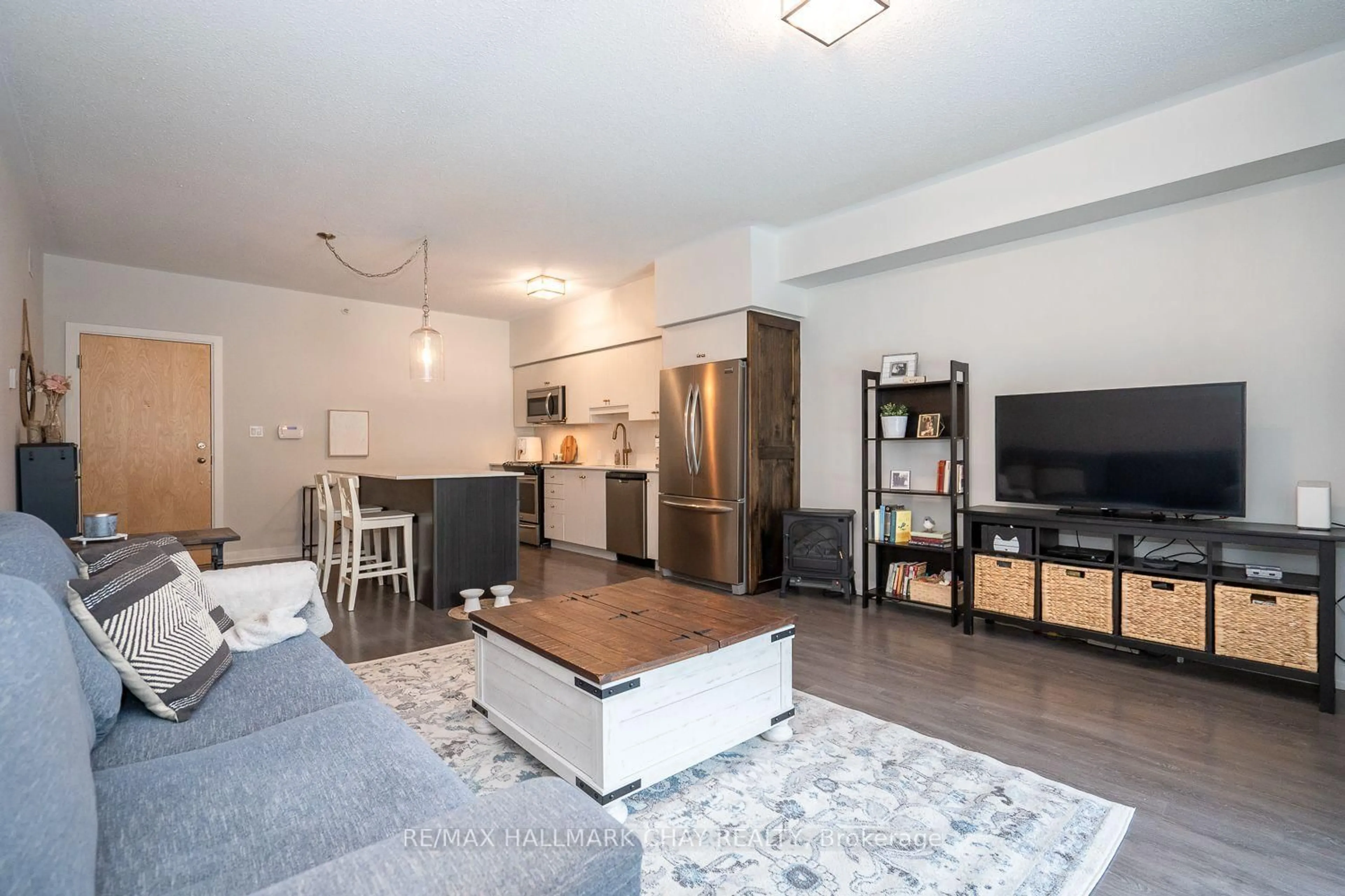 Living room with furniture, unknown for 69 Boyne St #105, New Tecumseth Ontario L9R 0N5