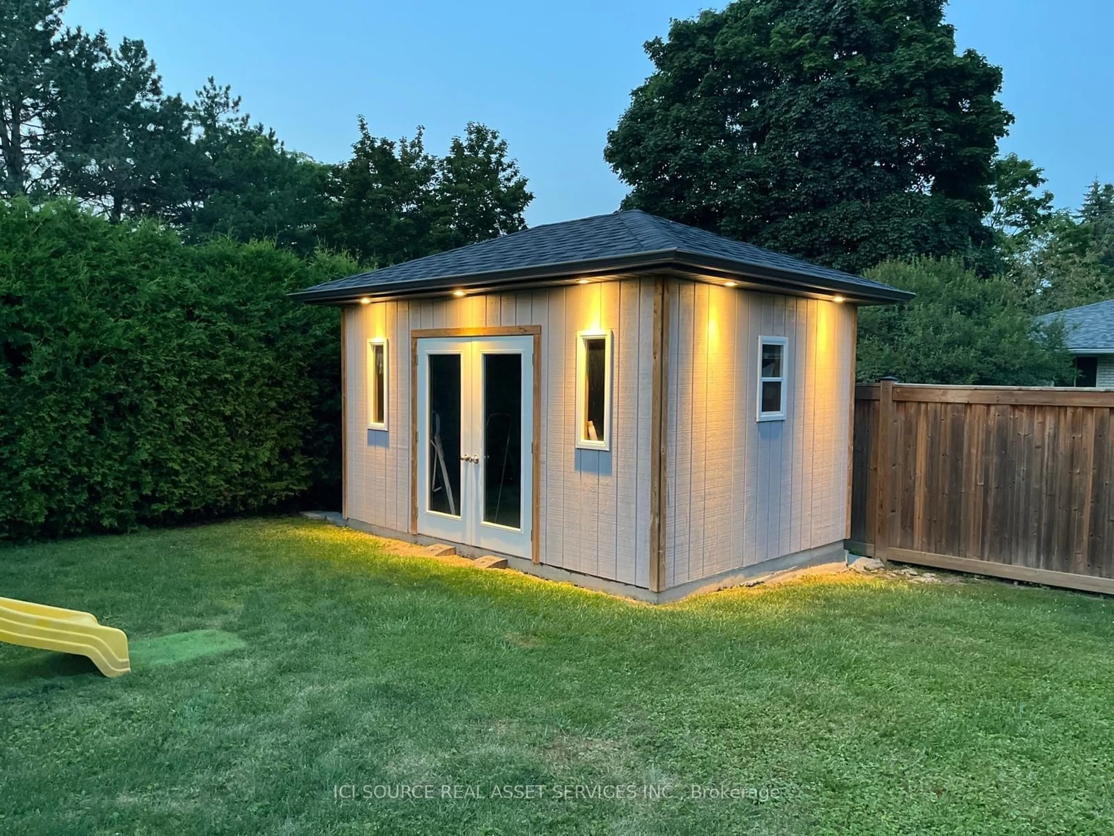 Shed for 33 Hazelbury Dr, King Ontario L0G 1N0