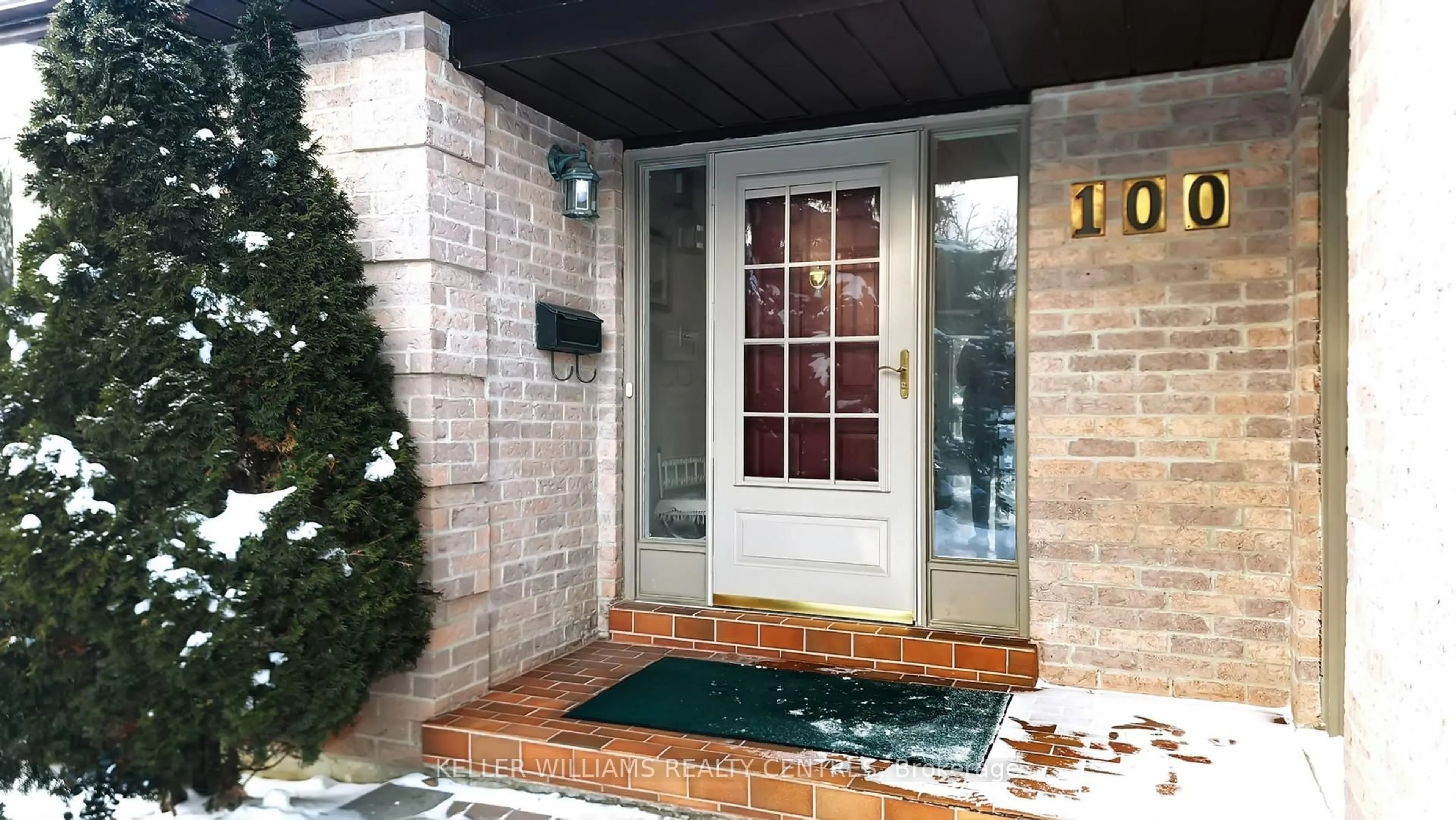 Indoor entryway for 100 Timpson Dr, Aurora Ontario L4G 5N5
