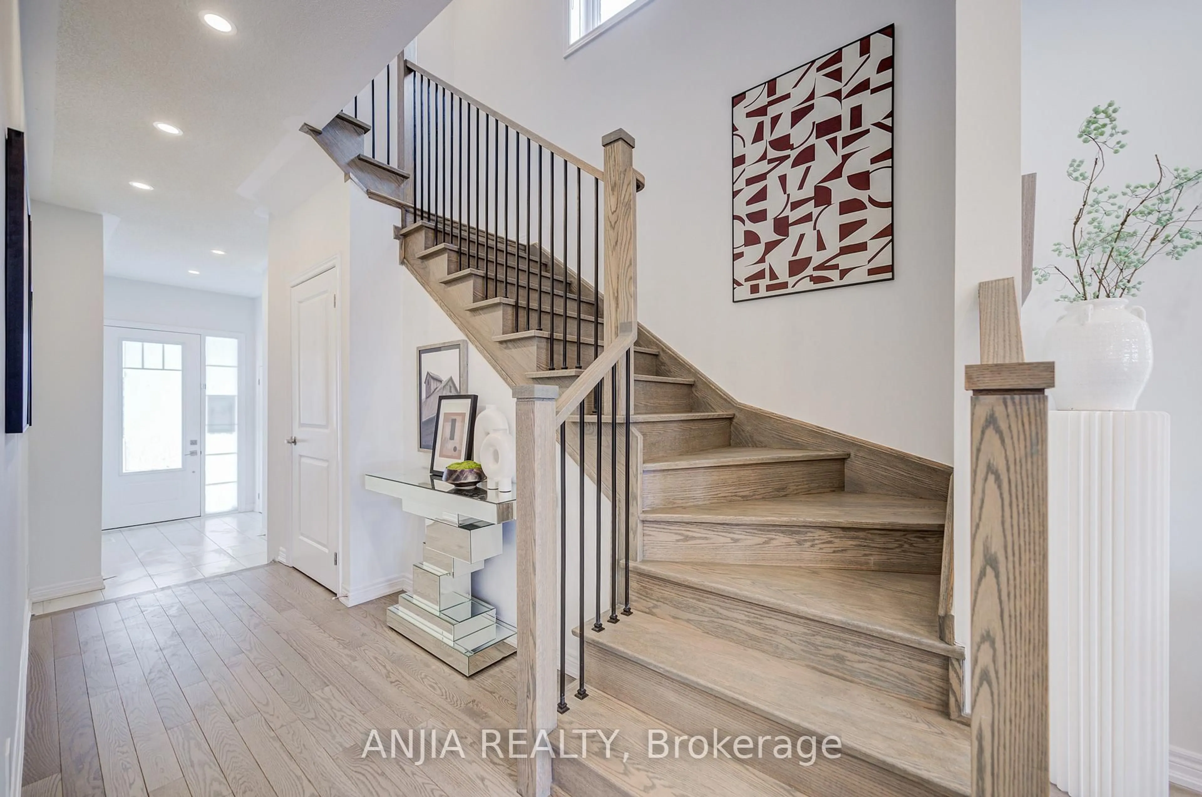 Indoor entryway for 143 Lageer Dr, Whitchurch-Stouffville Ontario L4A 4V2