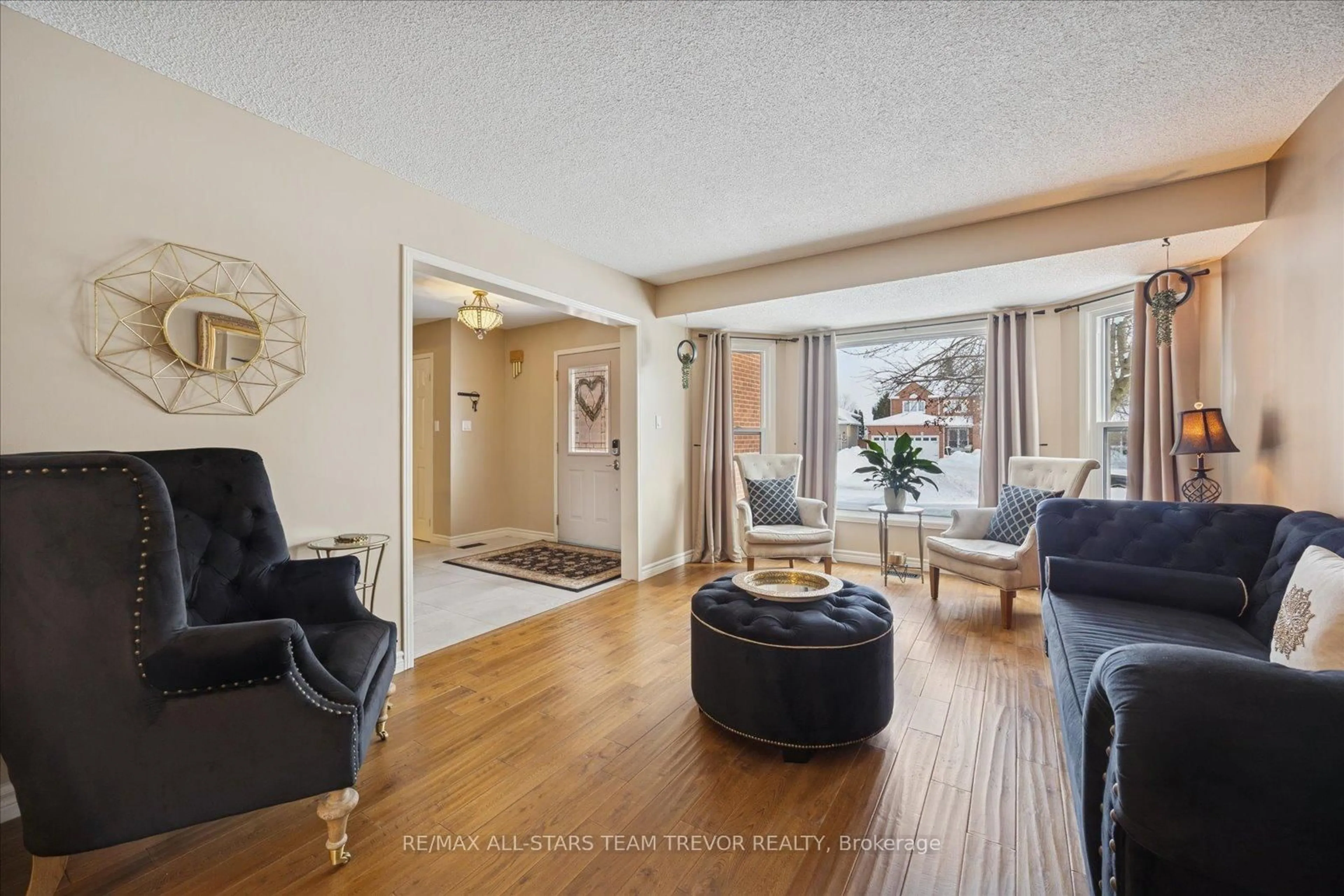 Living room with furniture, unknown for 22 Chartwell Cres, Georgina Ontario L4P 3N8