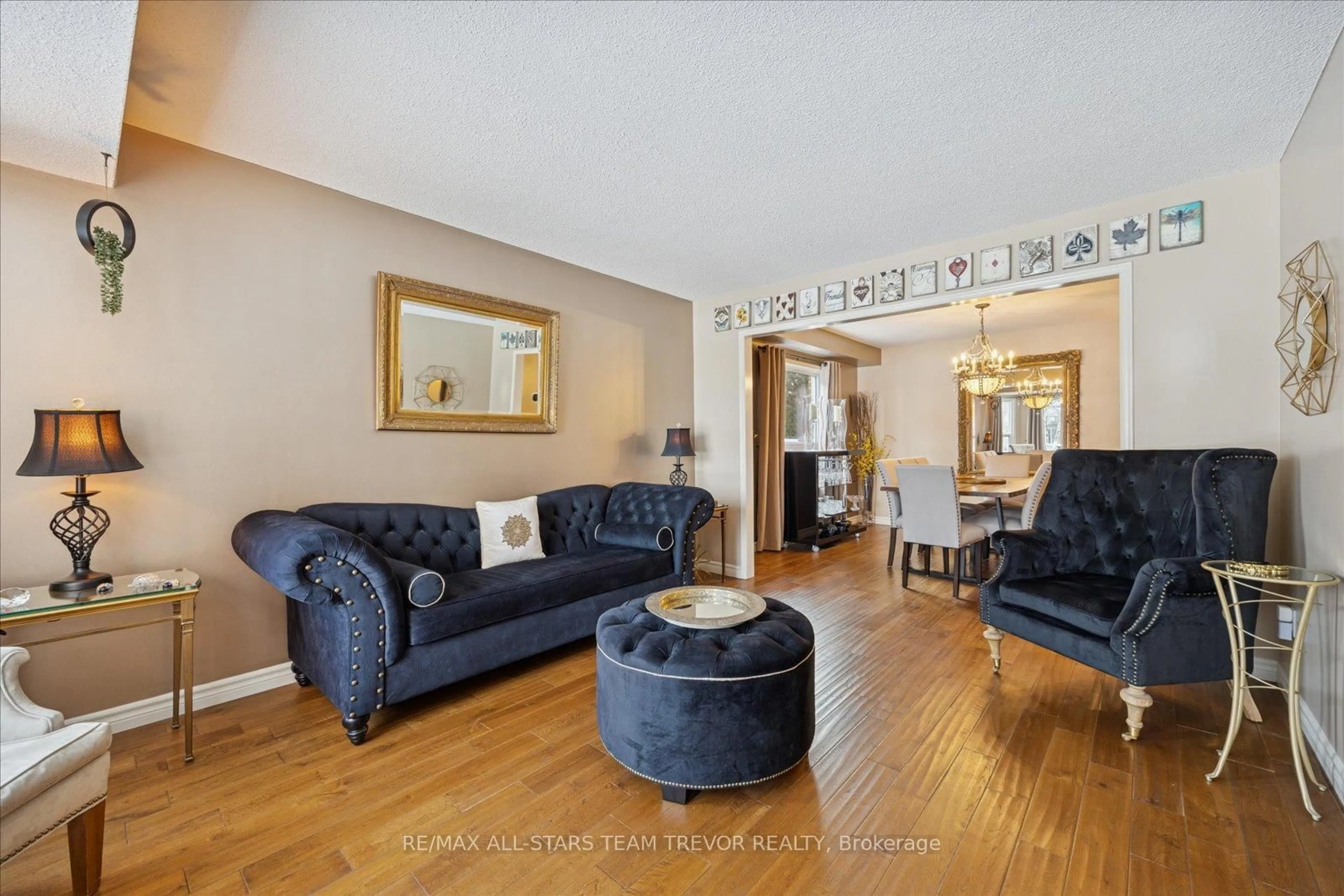 Living room with furniture, unknown for 22 Chartwell Cres, Georgina Ontario L4P 3N8