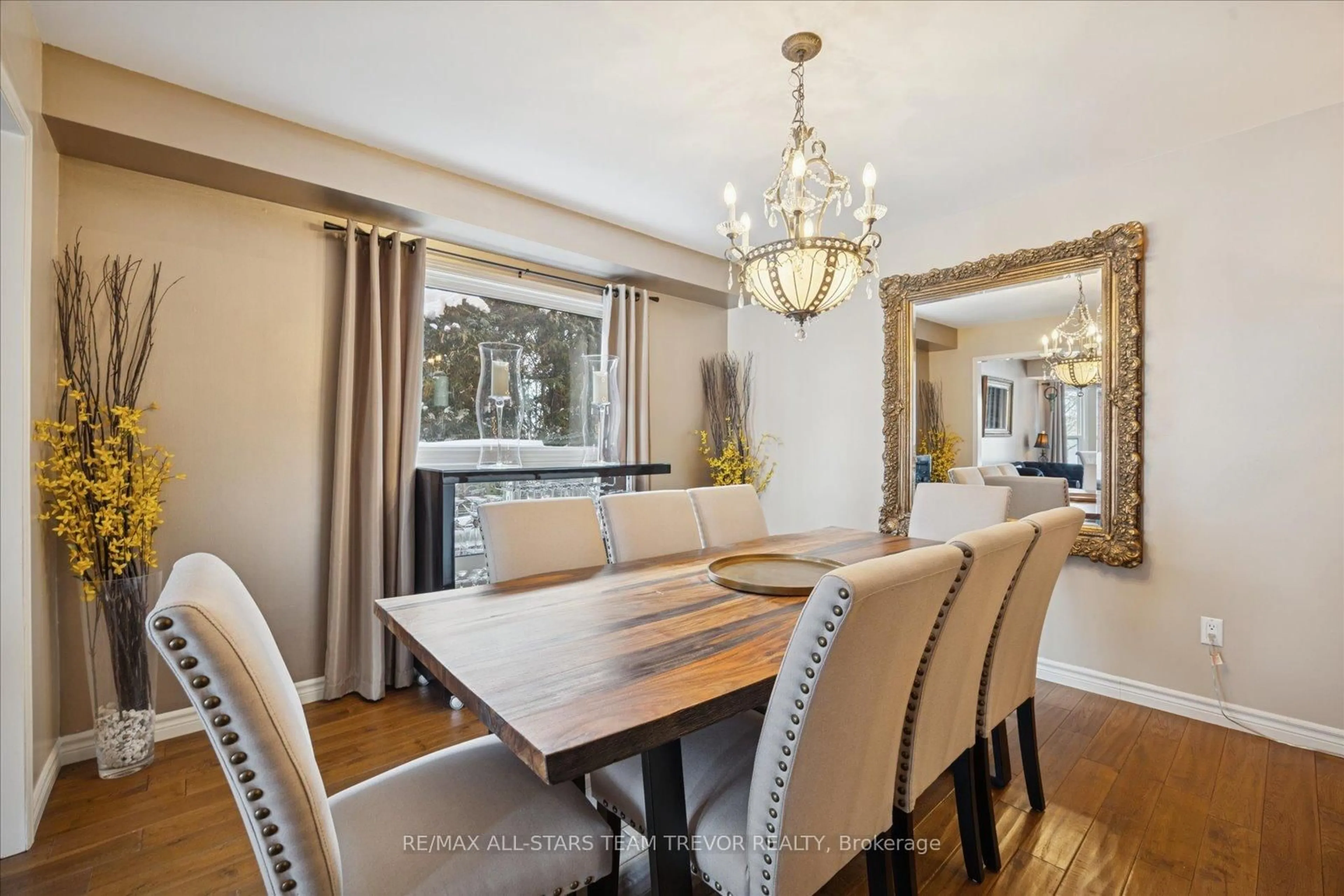 Dining room, wood/laminate floor for 22 Chartwell Cres, Georgina Ontario L4P 3N8