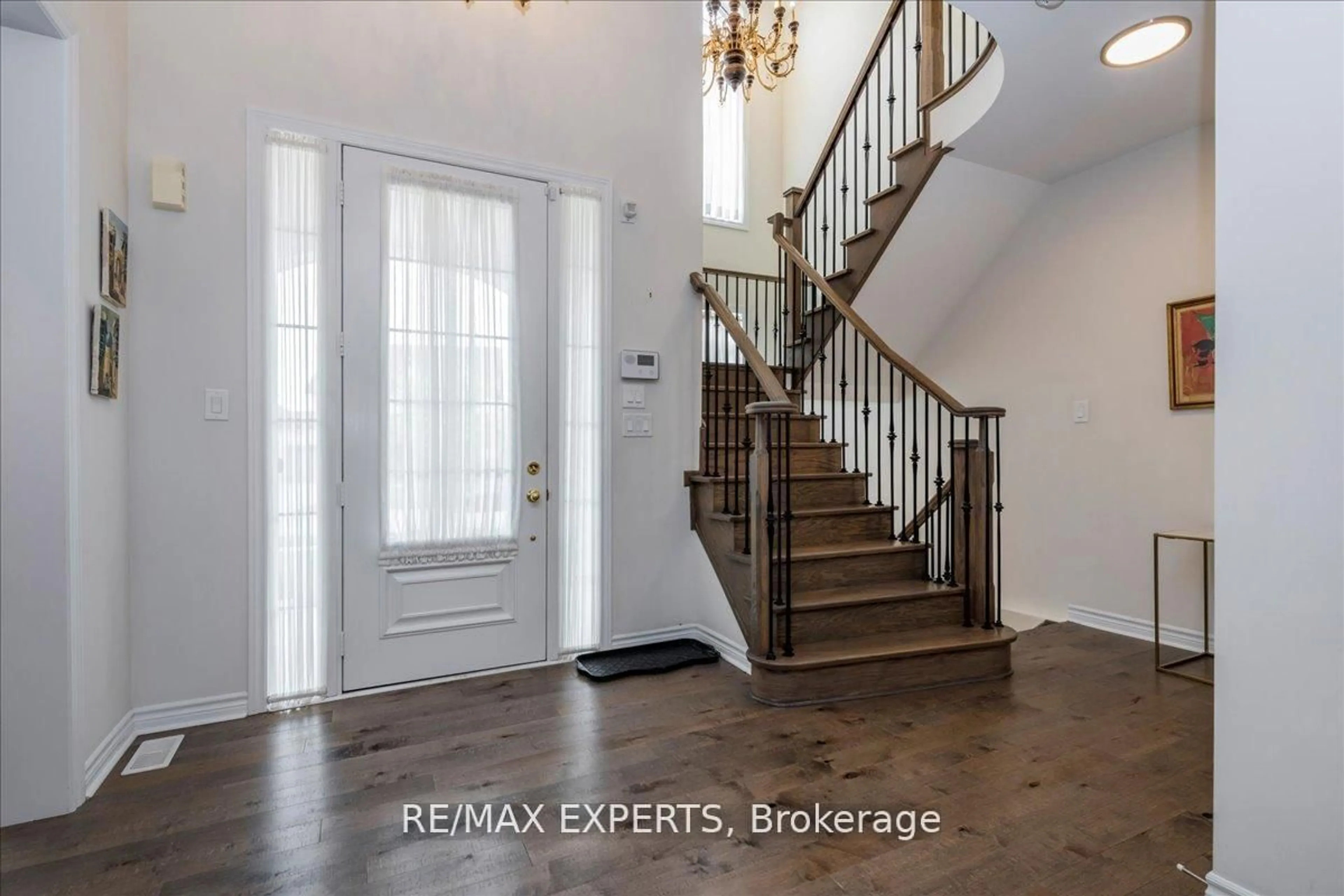 Indoor entryway for 12 Mount Cres, Essa Ontario L3W 0N4