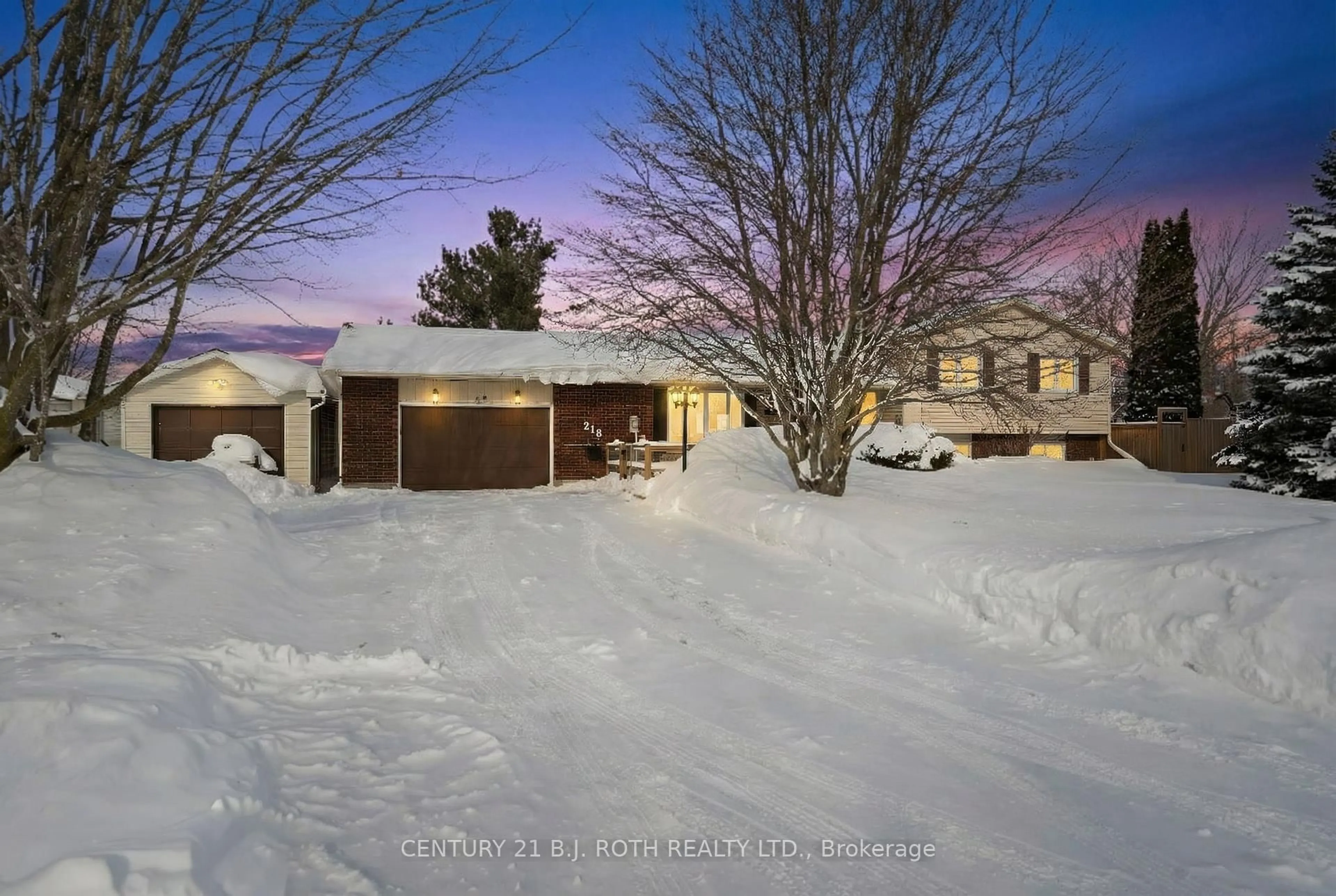 A pic from outside/outdoor area/front of a property/back of a property/a pic from drone, street for 218 Parkside Cres, Innisfil Ontario L9S 1G3