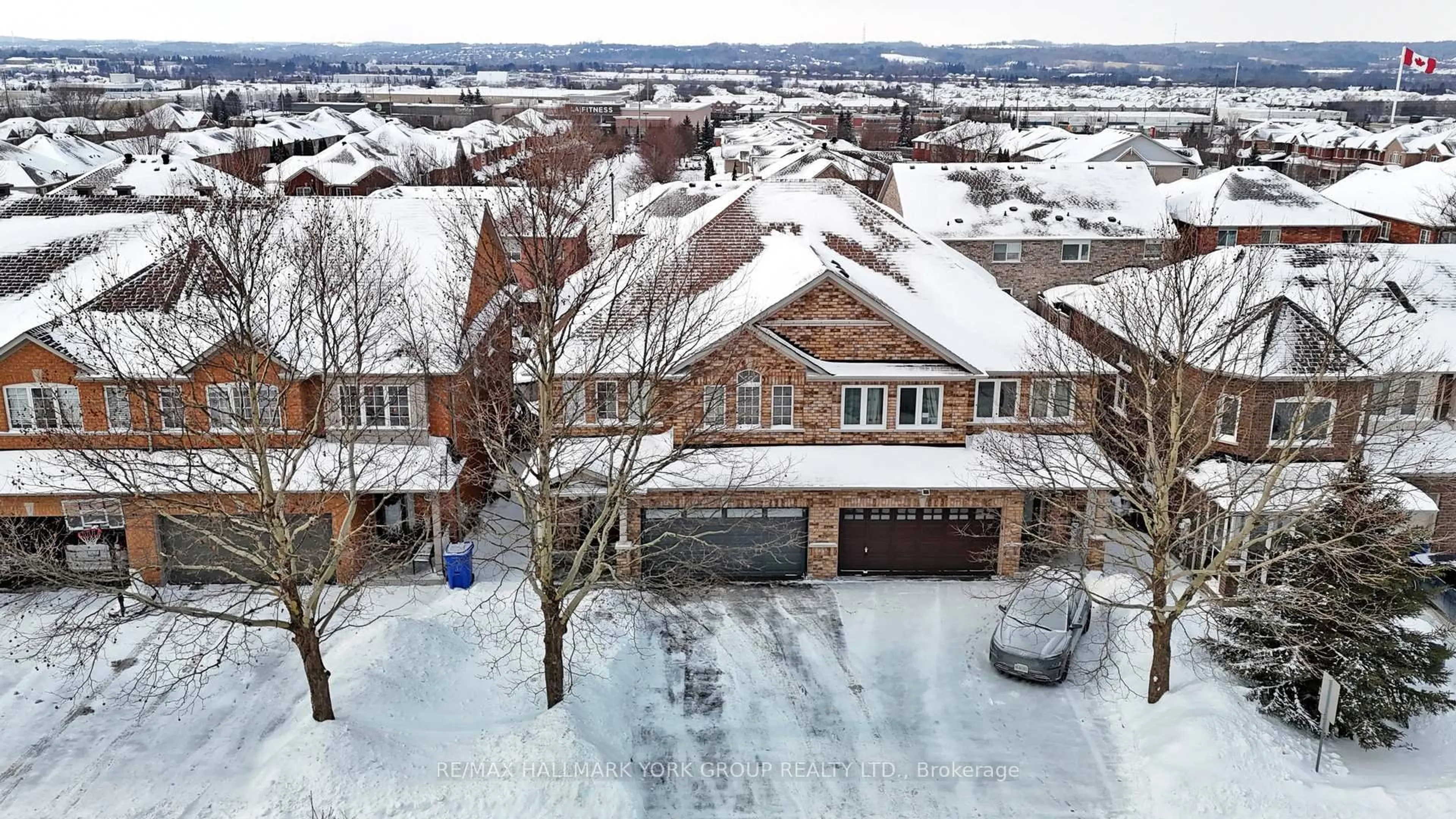 A pic from outside/outdoor area/front of a property/back of a property/a pic from drone, street for 86 Petermann St, Aurora Ontario L4G 7X5