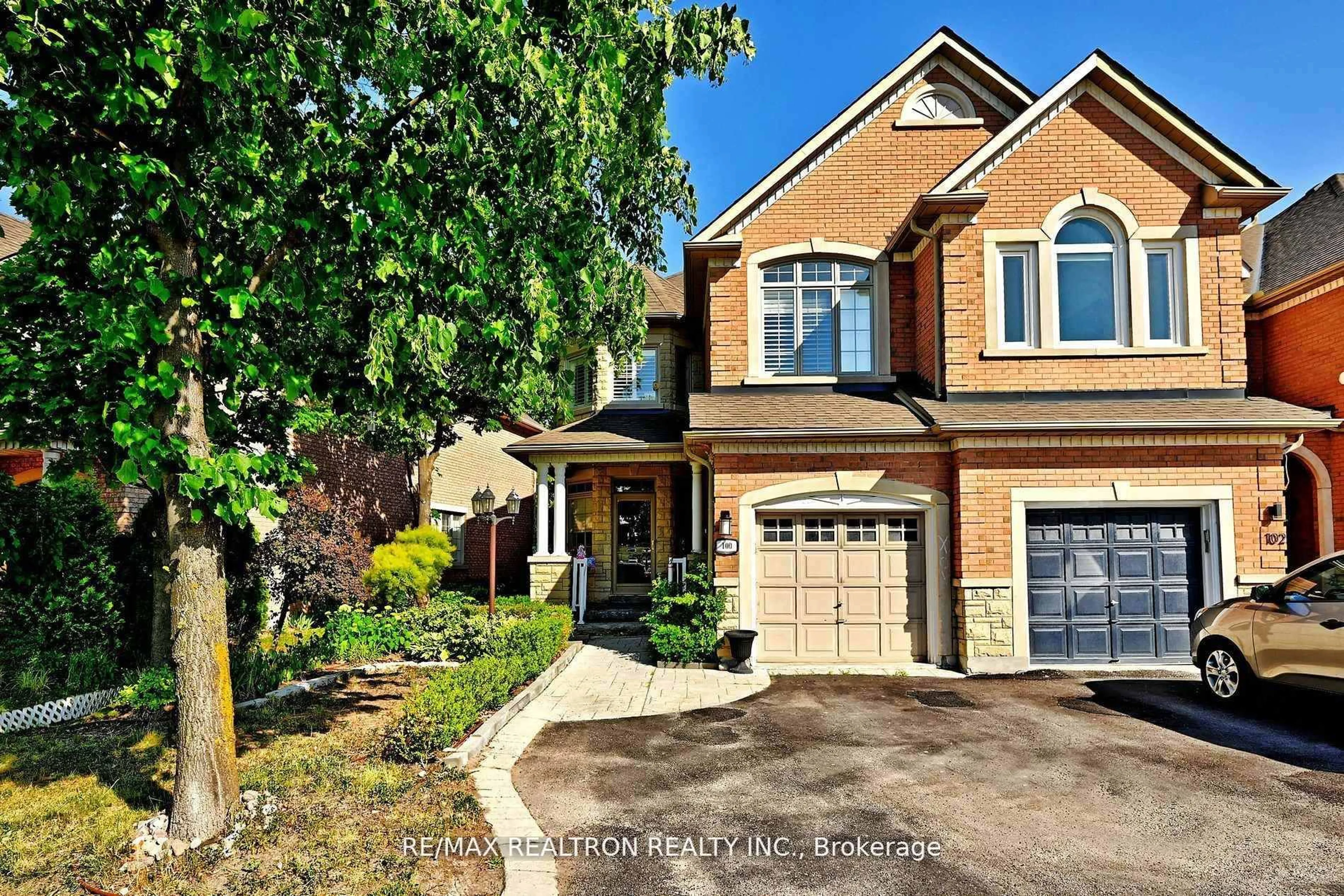 Home with brick exterior material, street for 100 Kingsbridge Circ, Vaughan Ontario L4J 8N7