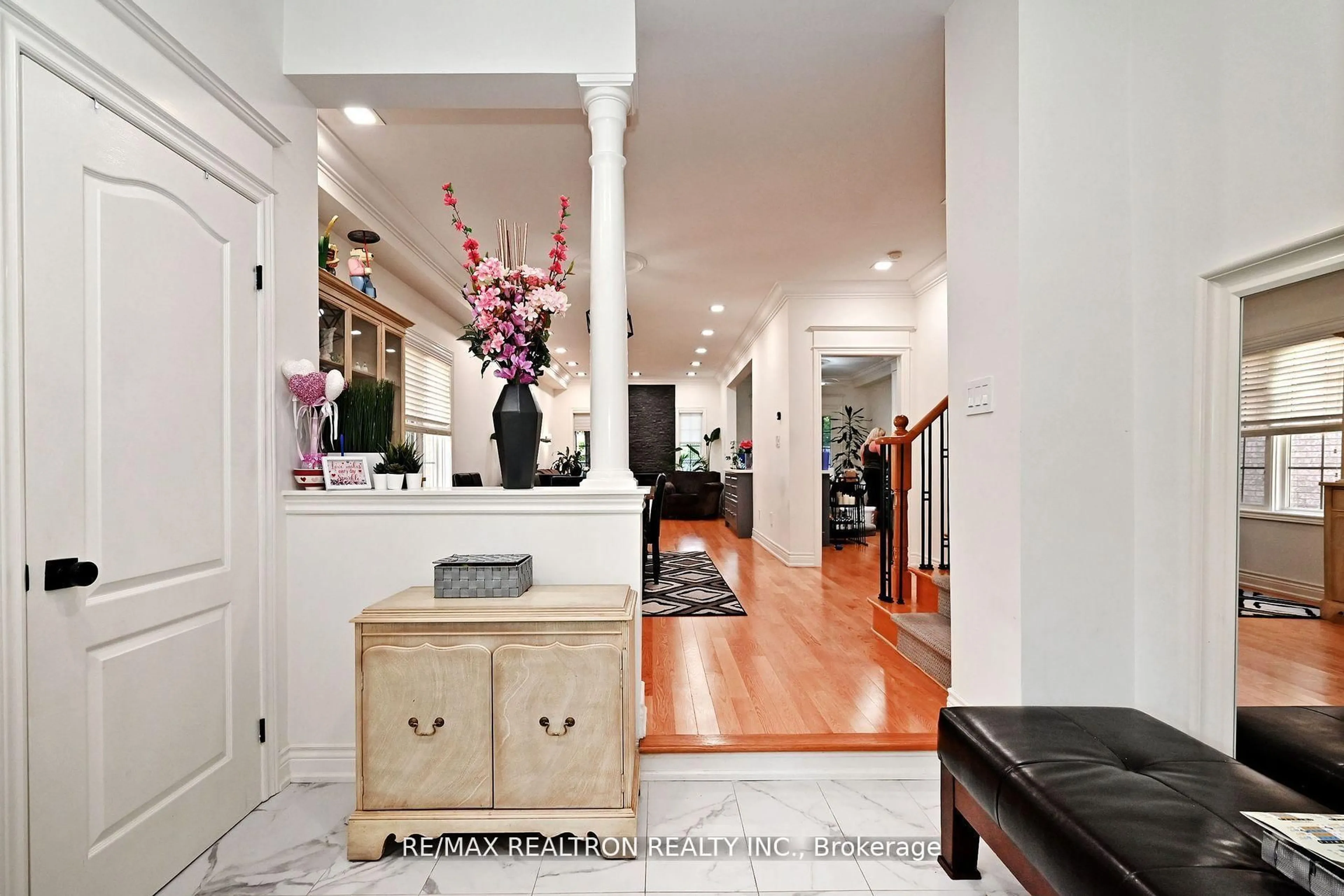 Indoor entryway for 100 Kingsbridge Circ, Vaughan Ontario L4J 8N7