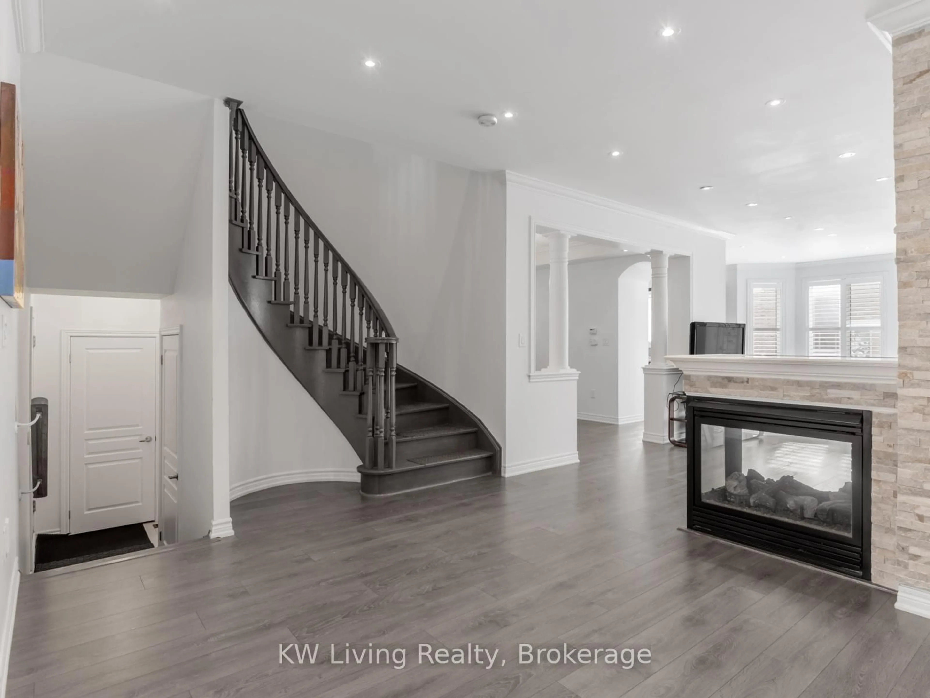 Indoor entryway for 101 Beckett Ave, Markham Ontario L6C 0R9