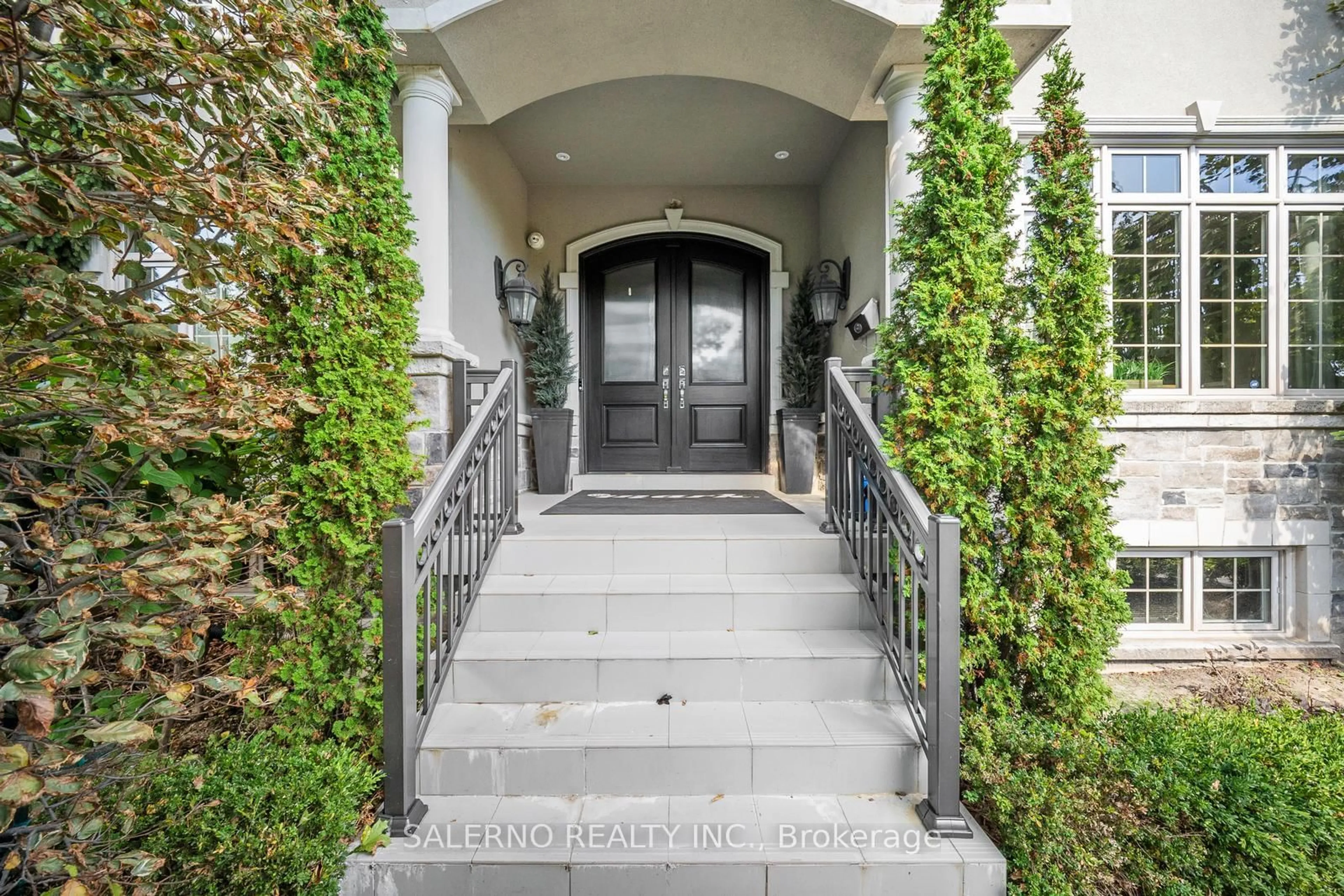 Indoor entryway for 8 Thornhill Ave, Vaughan Ontario L4J 1J4