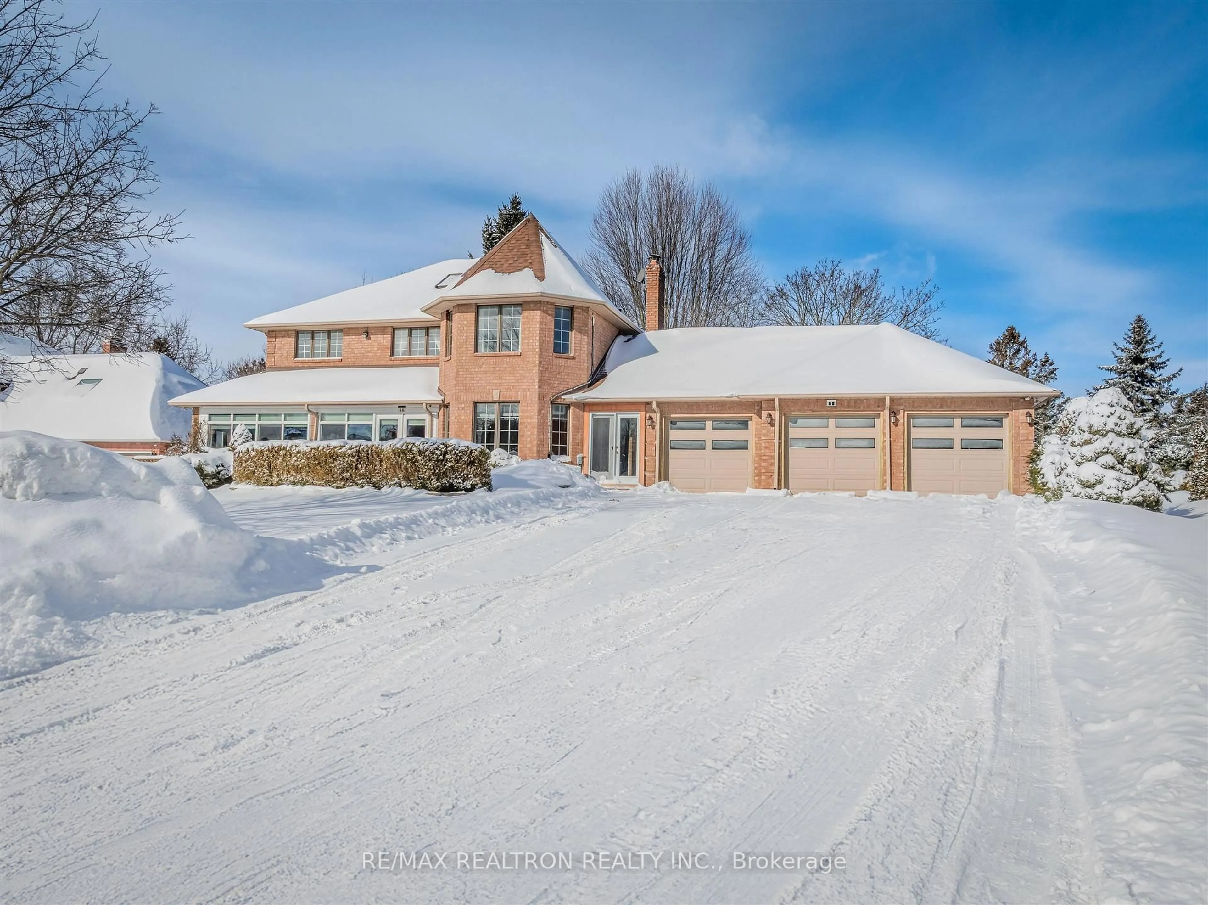 A pic from outside/outdoor area/front of a property/back of a property/a pic from drone, street for 60 Arthur Hall Dr, East Gwillimbury Ontario L0G 1V0