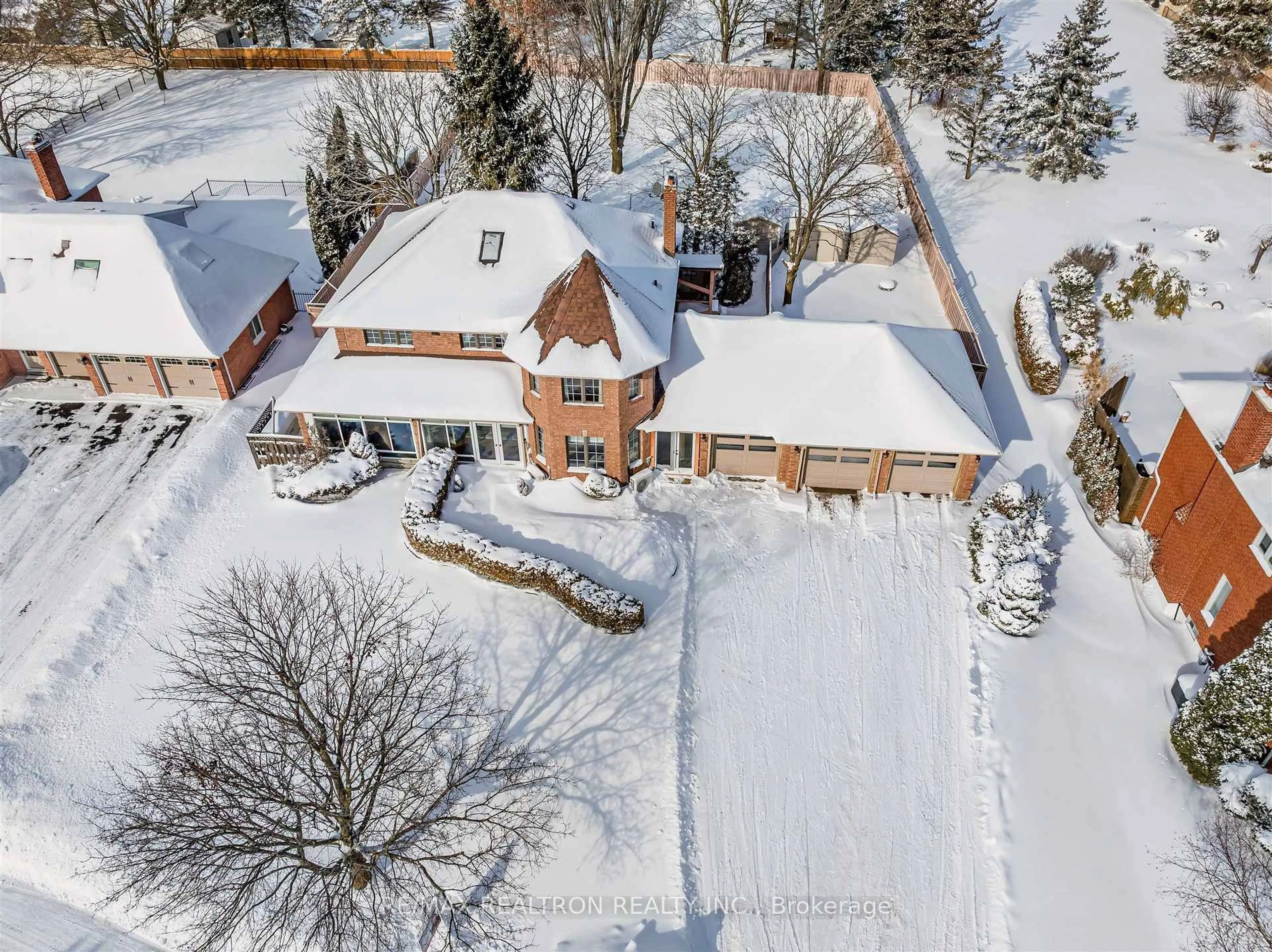 A pic from outside/outdoor area/front of a property/back of a property/a pic from drone, street for 60 Arthur Hall Dr, East Gwillimbury Ontario L0G 1V0