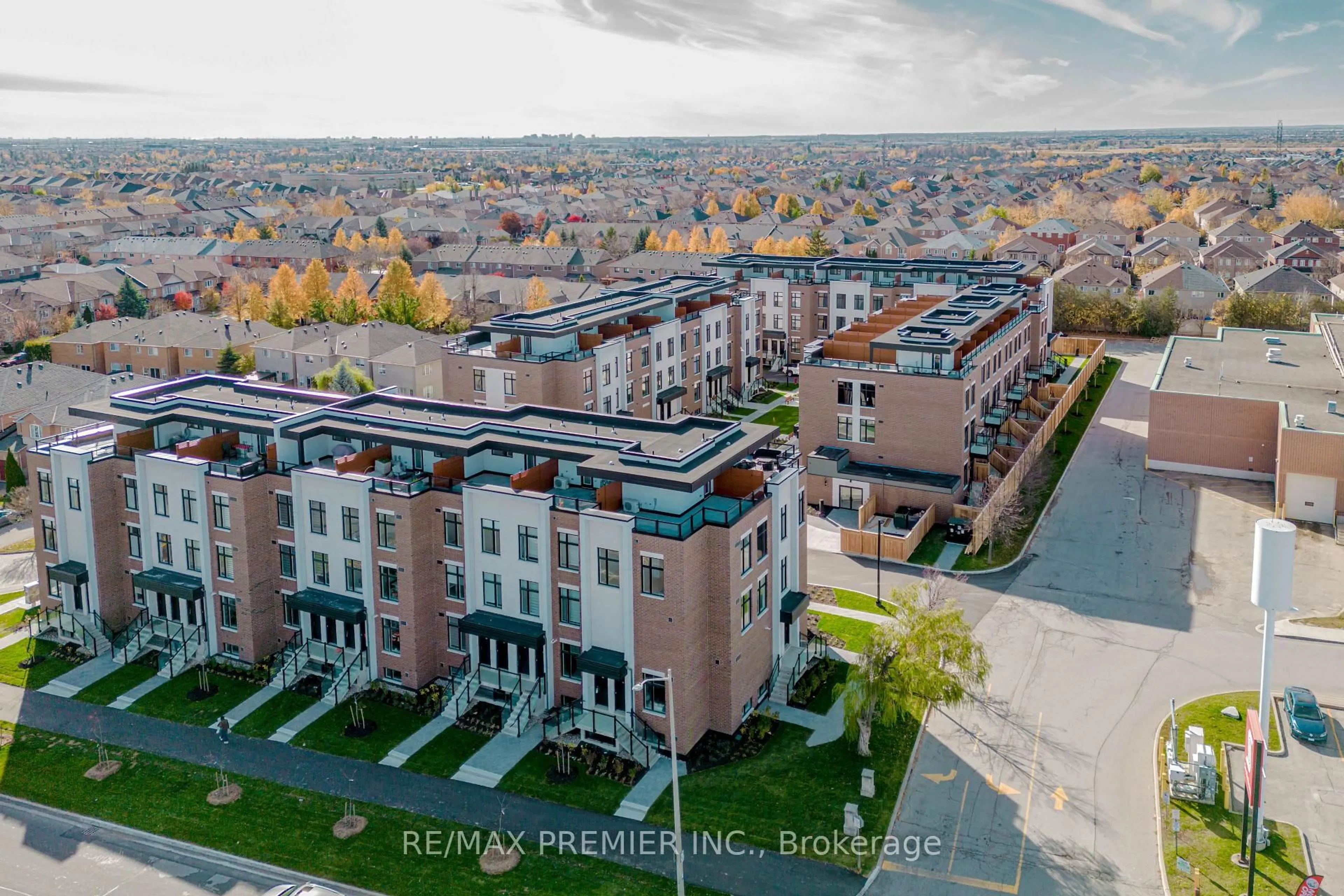 A pic from outside/outdoor area/front of a property/back of a property/a pic from drone, city buildings view from balcony for 9560 Islington Ave #116, Vaughan Ontario L4H 4Z5