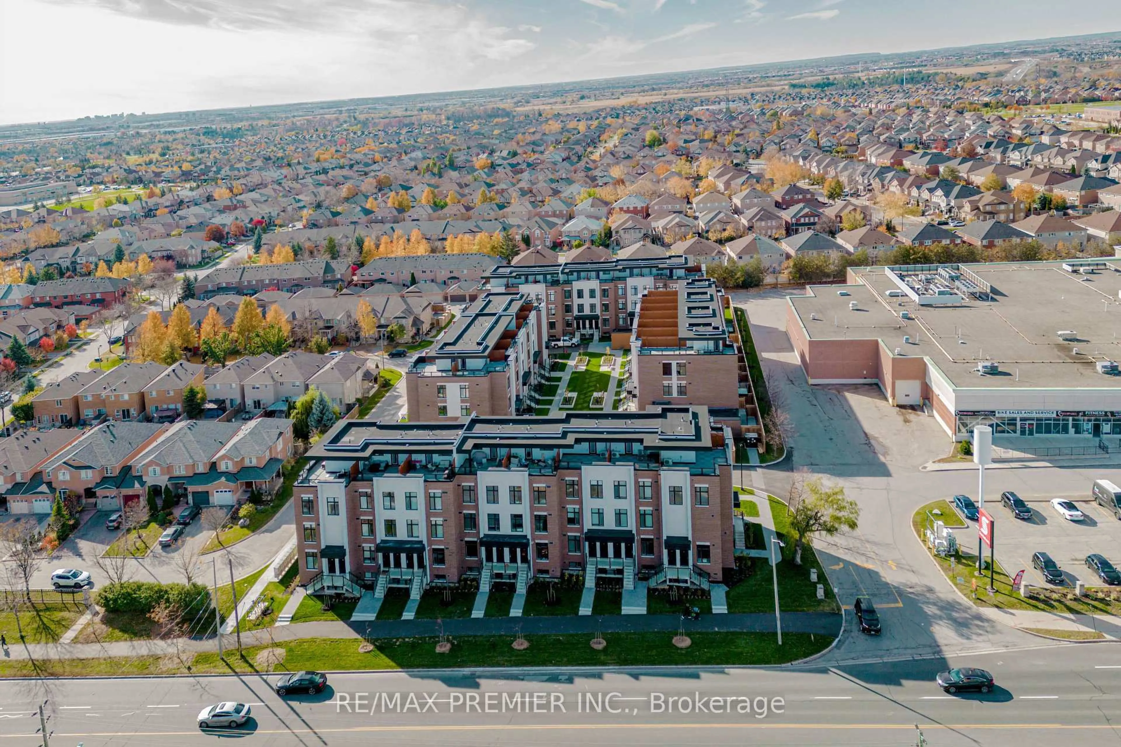A pic from outside/outdoor area/front of a property/back of a property/a pic from drone, street for 9560 Islington Ave #116, Vaughan Ontario L4H 5E8