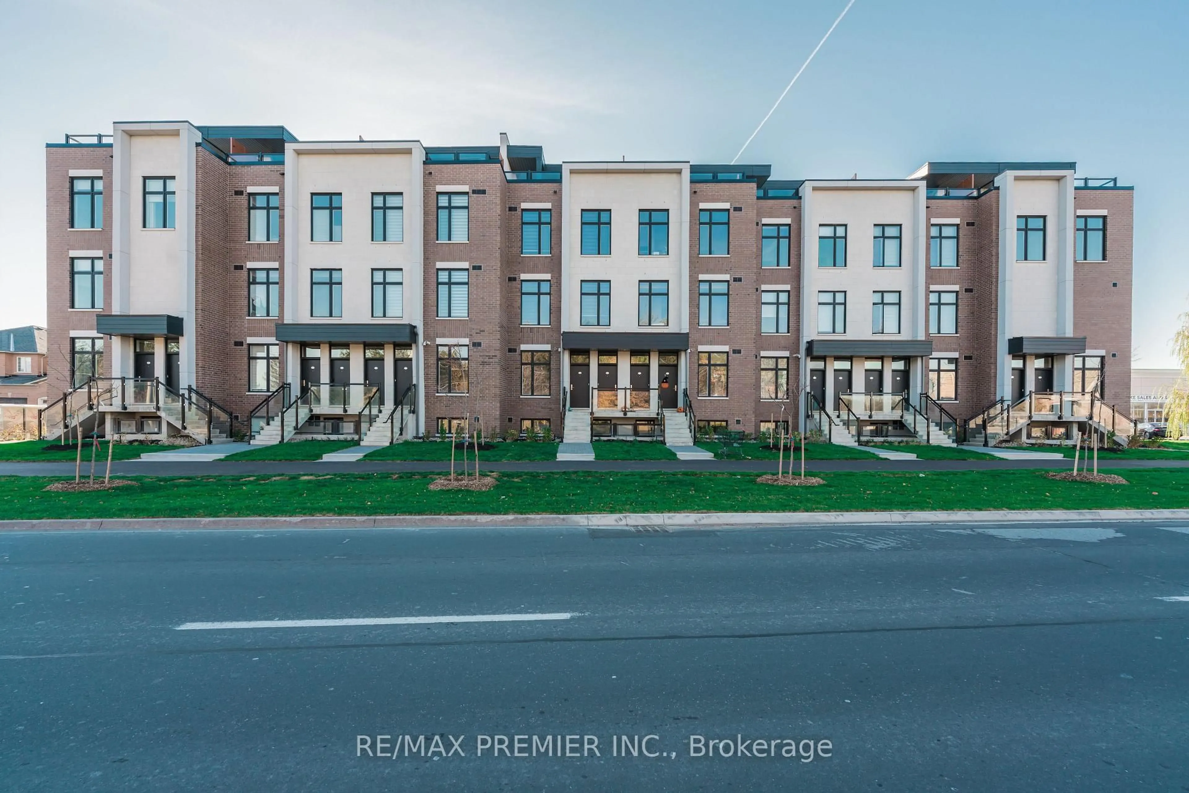 A pic from outside/outdoor area/front of a property/back of a property/a pic from drone, building for 9560 Islington Ave #116, Vaughan Ontario L4H 5E8