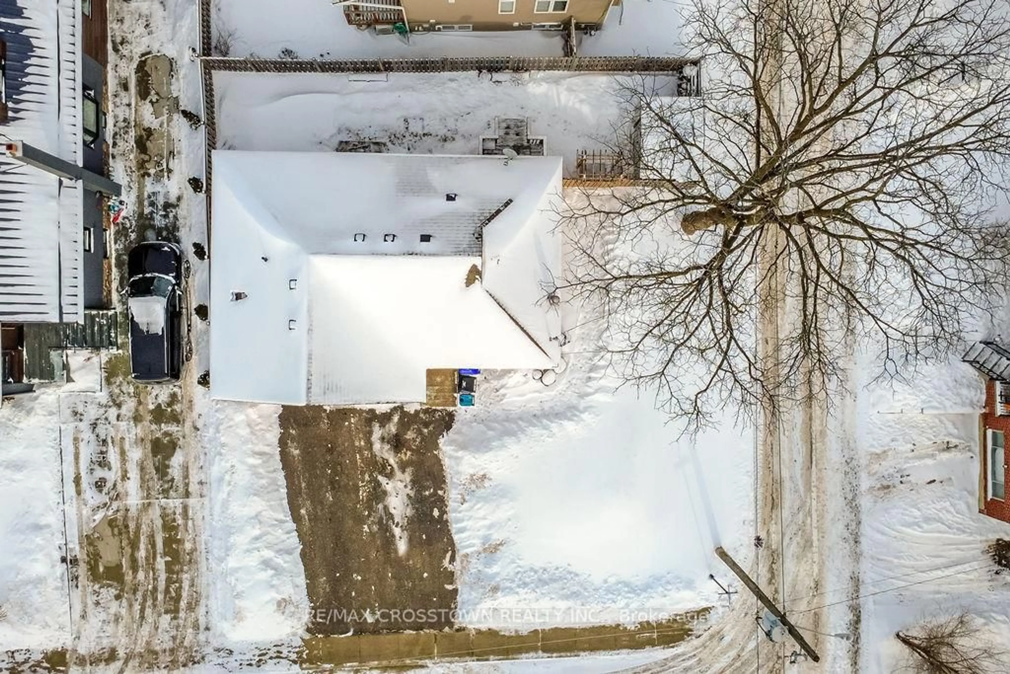 A pic from outside/outdoor area/front of a property/back of a property/a pic from drone, street for 41 James St, Bradford West Gwillimbury Ontario L3Z 2B2