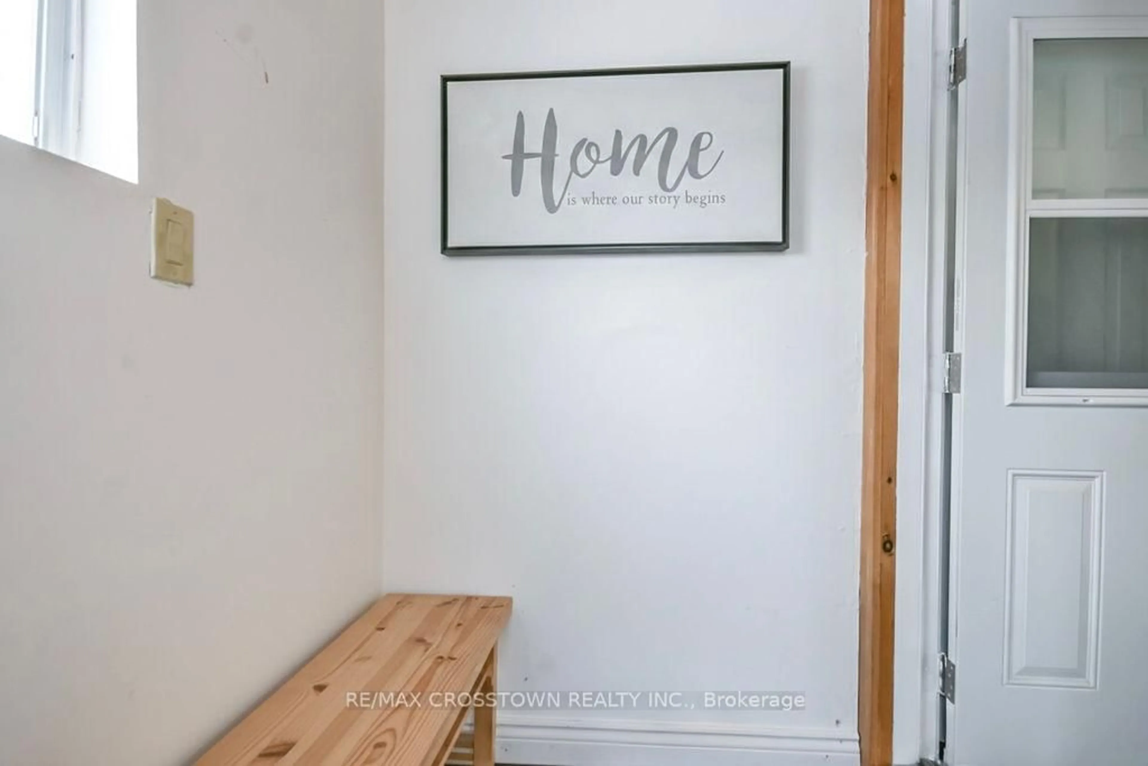 Indoor entryway for 41 James St, Bradford West Gwillimbury Ontario L3Z 2B2