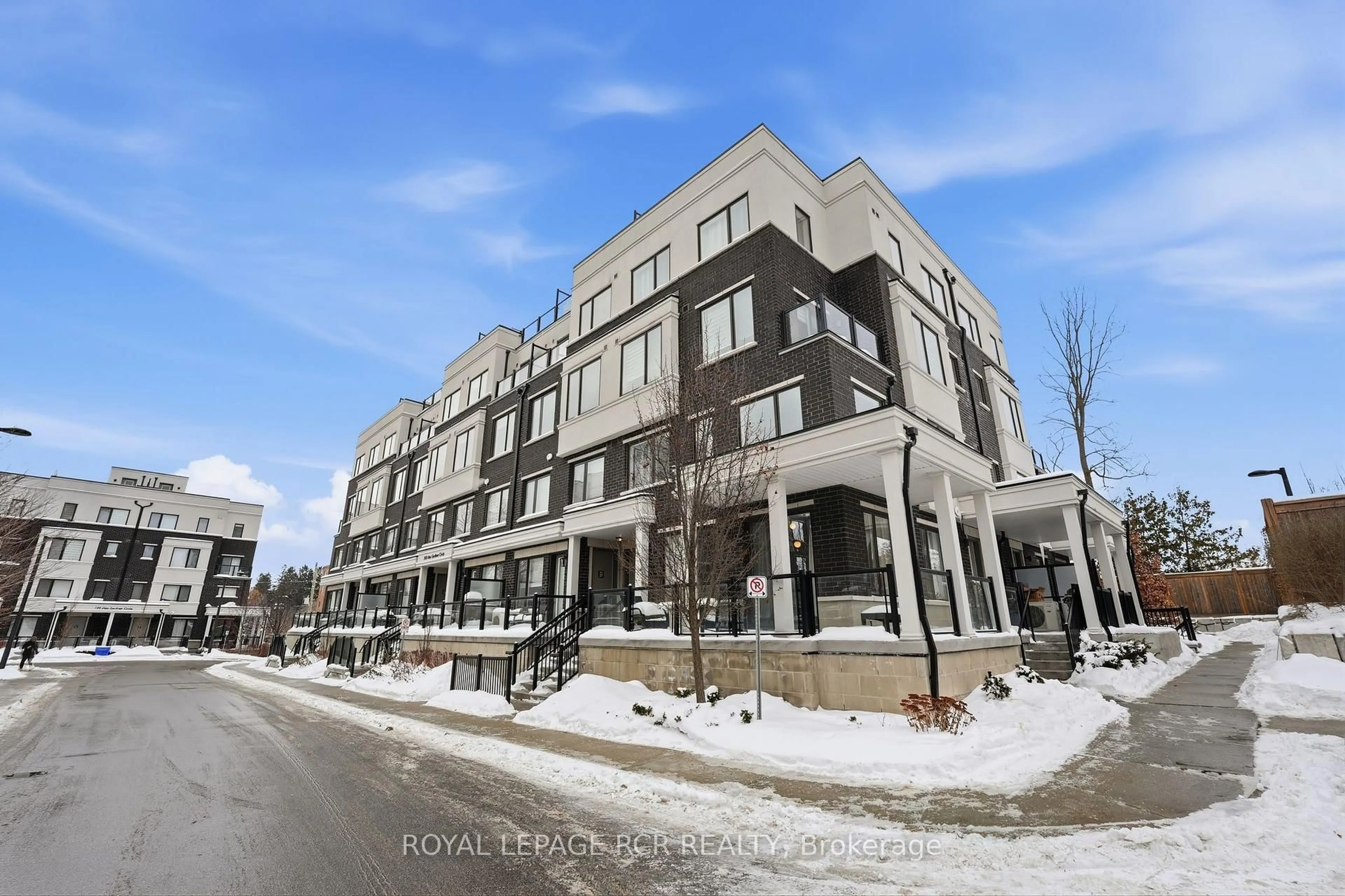 Patio, building for 200 Alex Gardner Circ #36, Aurora Ontario L4G 3G5