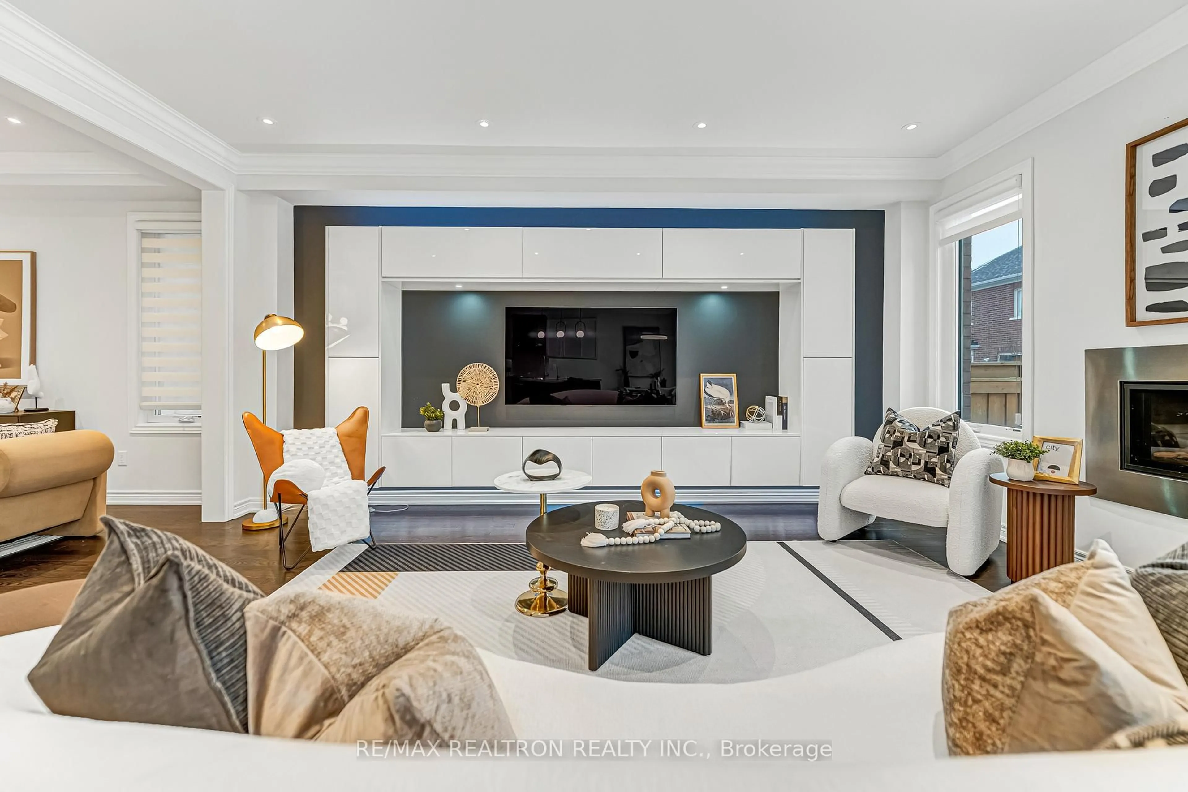 Living room with furniture, unknown for 356 Hartwell Way, Aurora Ontario L4G 0W5