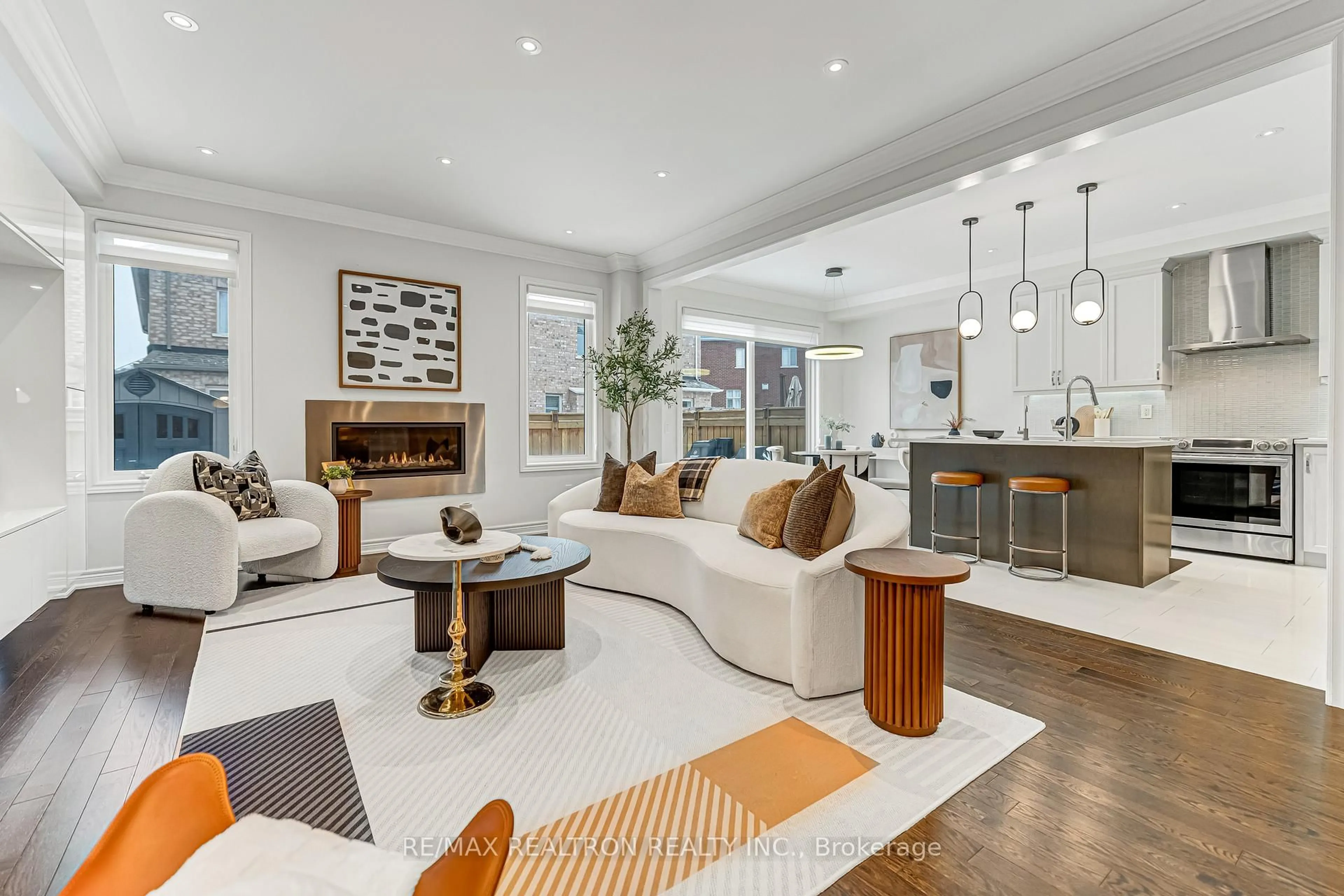 Living room with furniture, unknown for 356 Hartwell Way, Aurora Ontario L4G 0W5