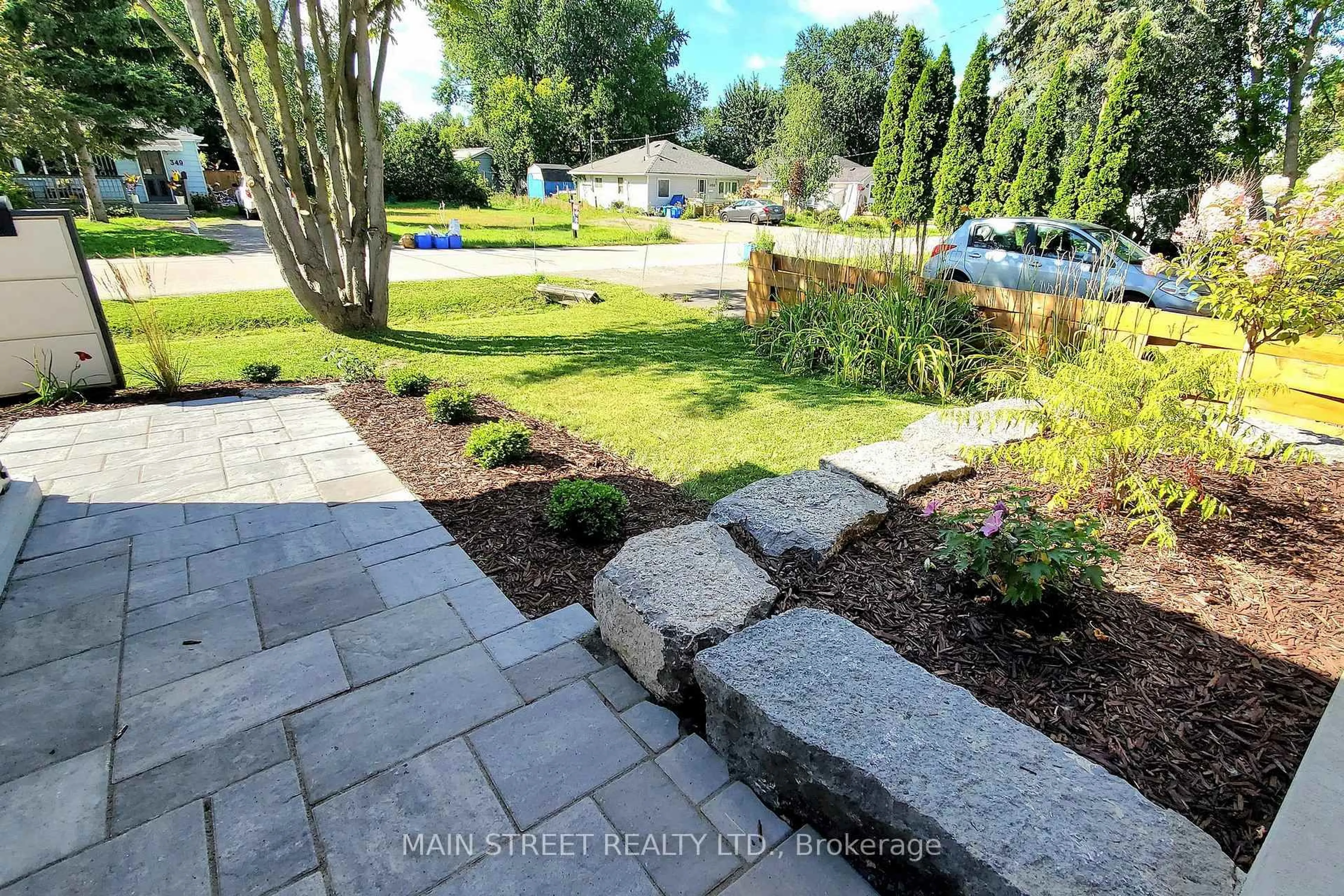 Patio, street for 350 Miami Dr, Georgina Ontario L4P 2Z7