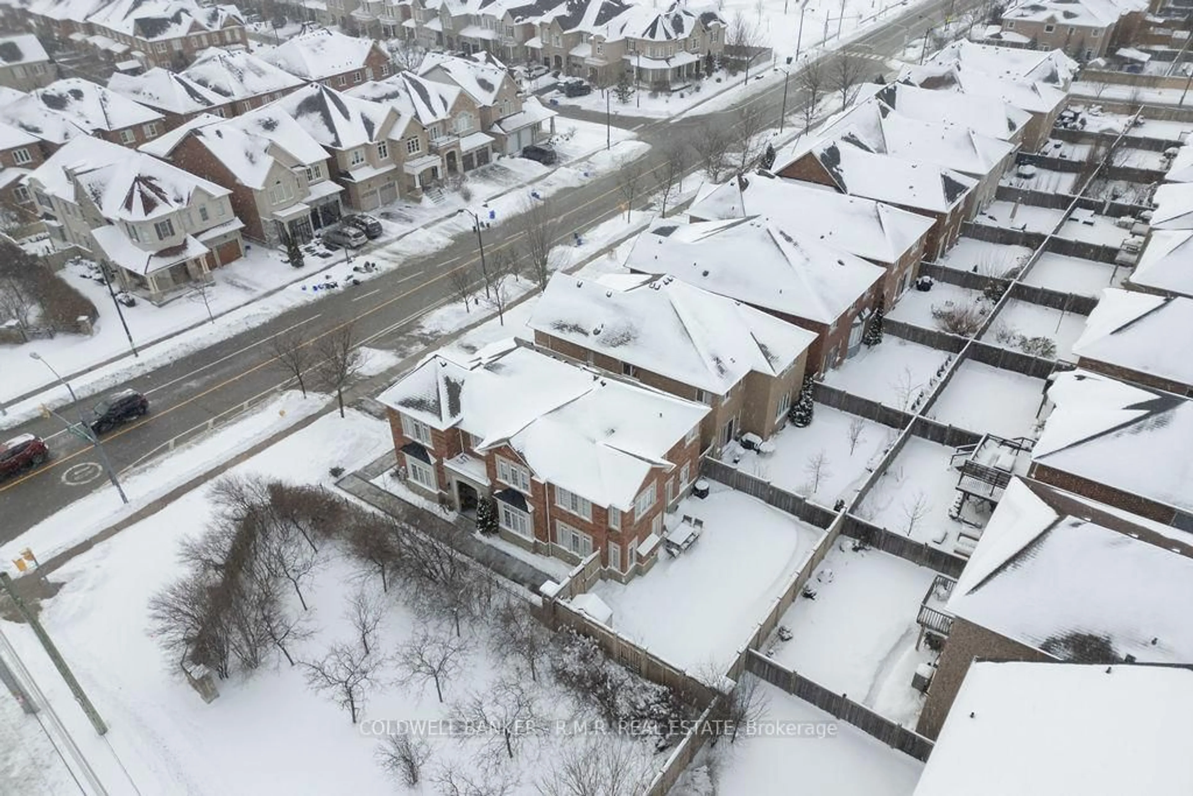 A pic from outside/outdoor area/front of a property/back of a property/a pic from drone, street for 8 Valley Vista Dr, Vaughan Ontario L6A 0Z2