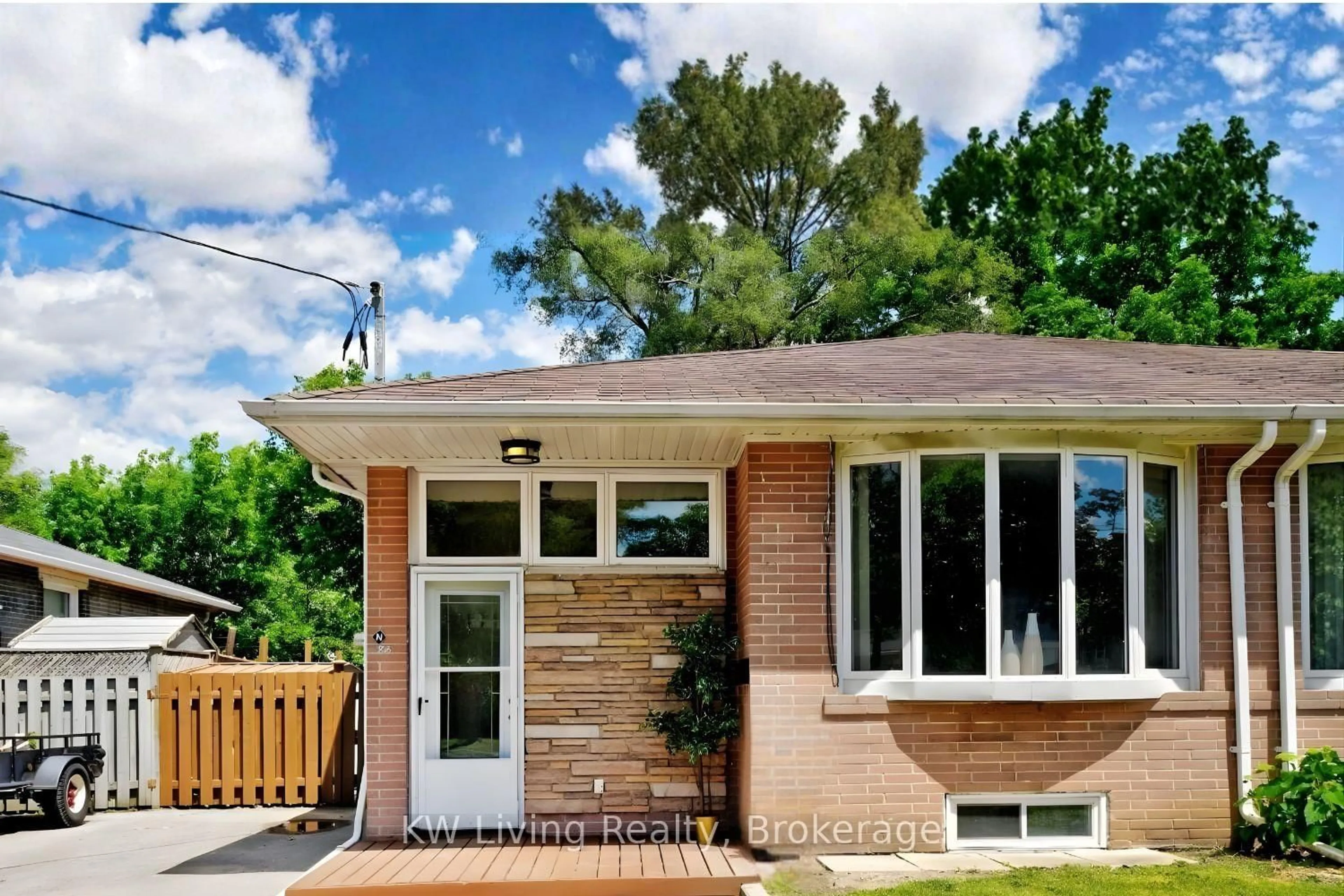 Home with brick exterior material, street for 83 Lindsay Ave, Newmarket Ontario L3Y 4N7