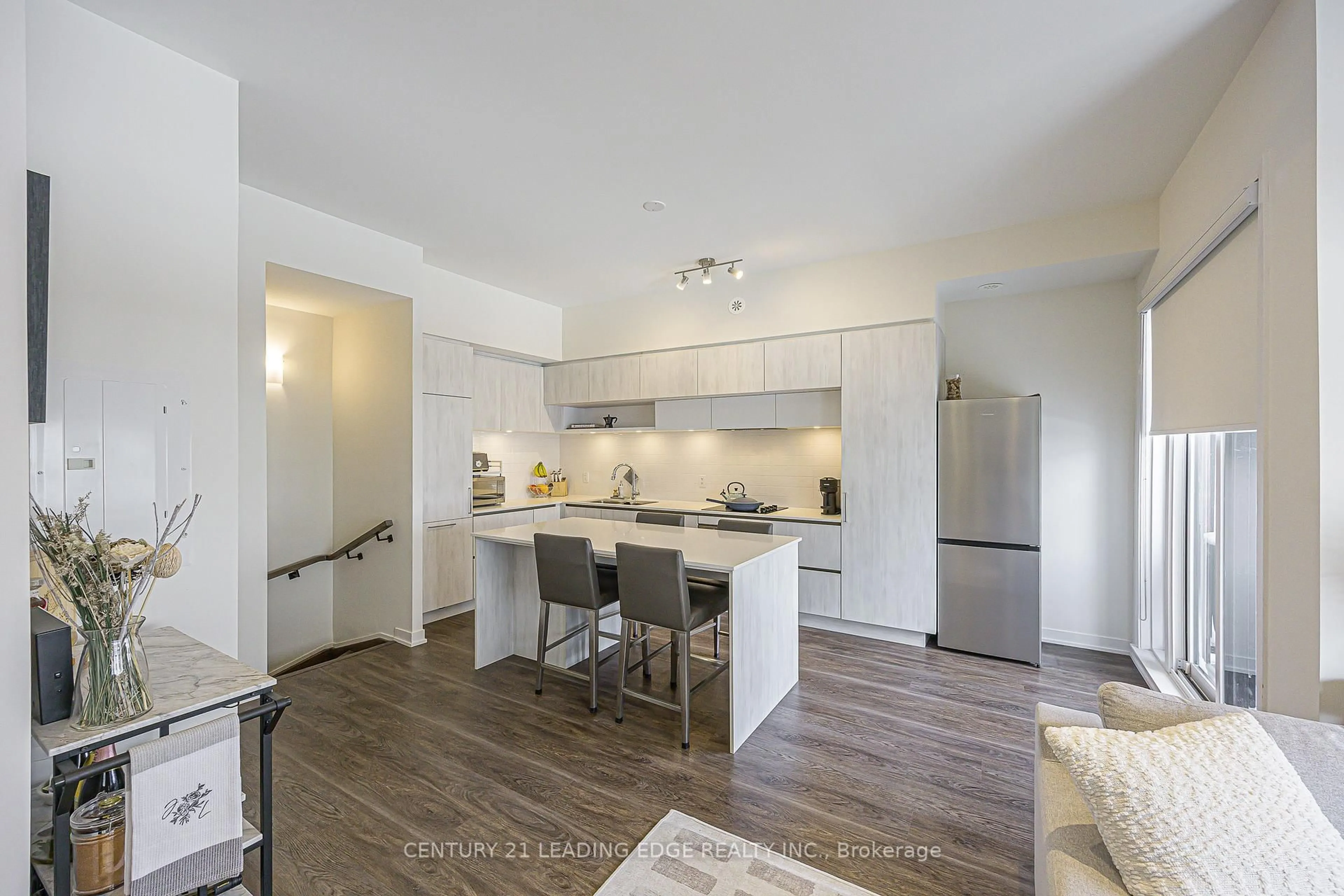 Open concept kitchen, wood/laminate floor for 6 STECKLEY HOUSE Lane #303, Richmond Hill Ontario L4S 0N1