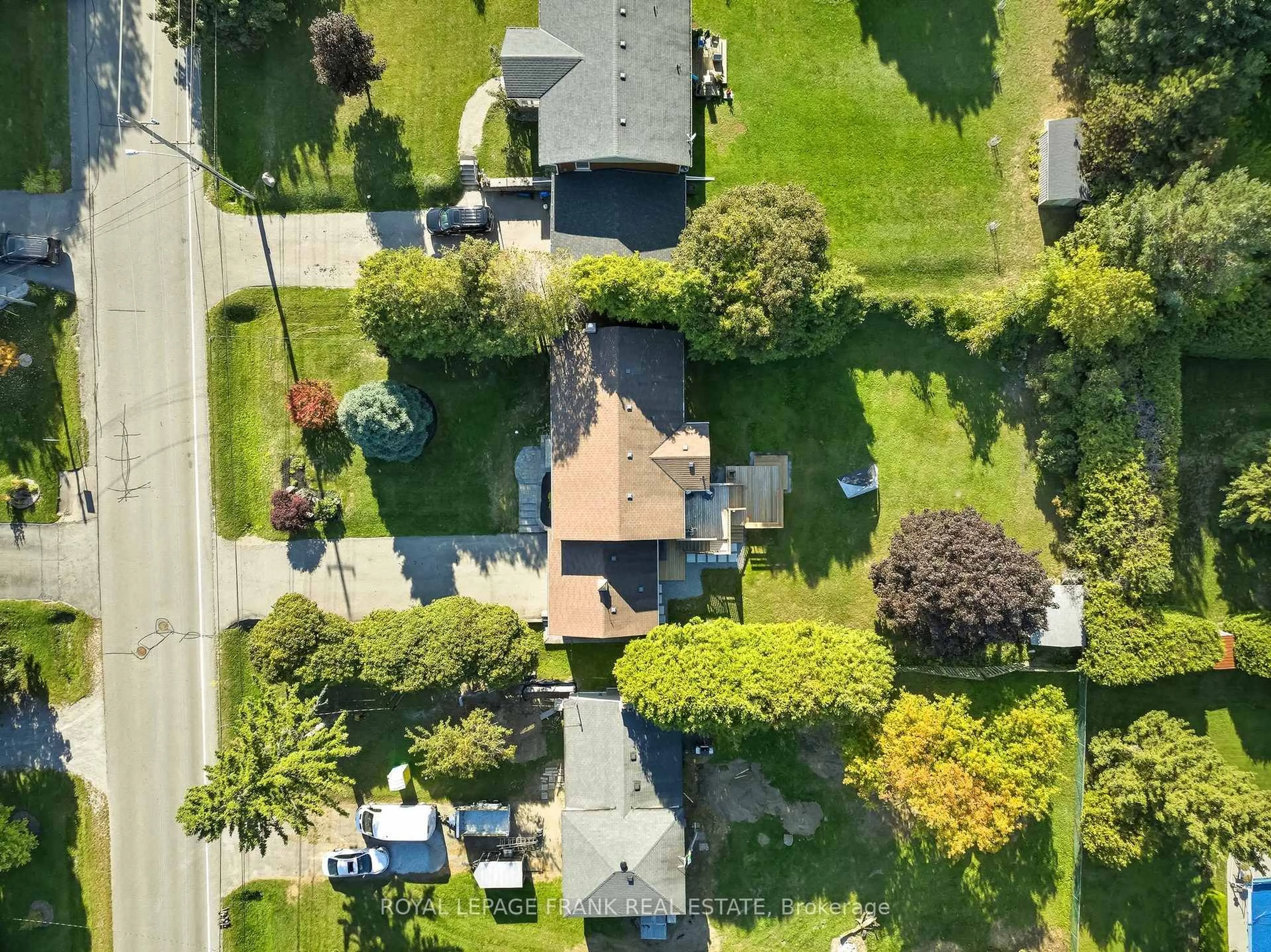 A pic from outside/outdoor area/front of a property/back of a property/a pic from drone, street for 22 Young St, Uxbridge Ontario L9P 1B9
