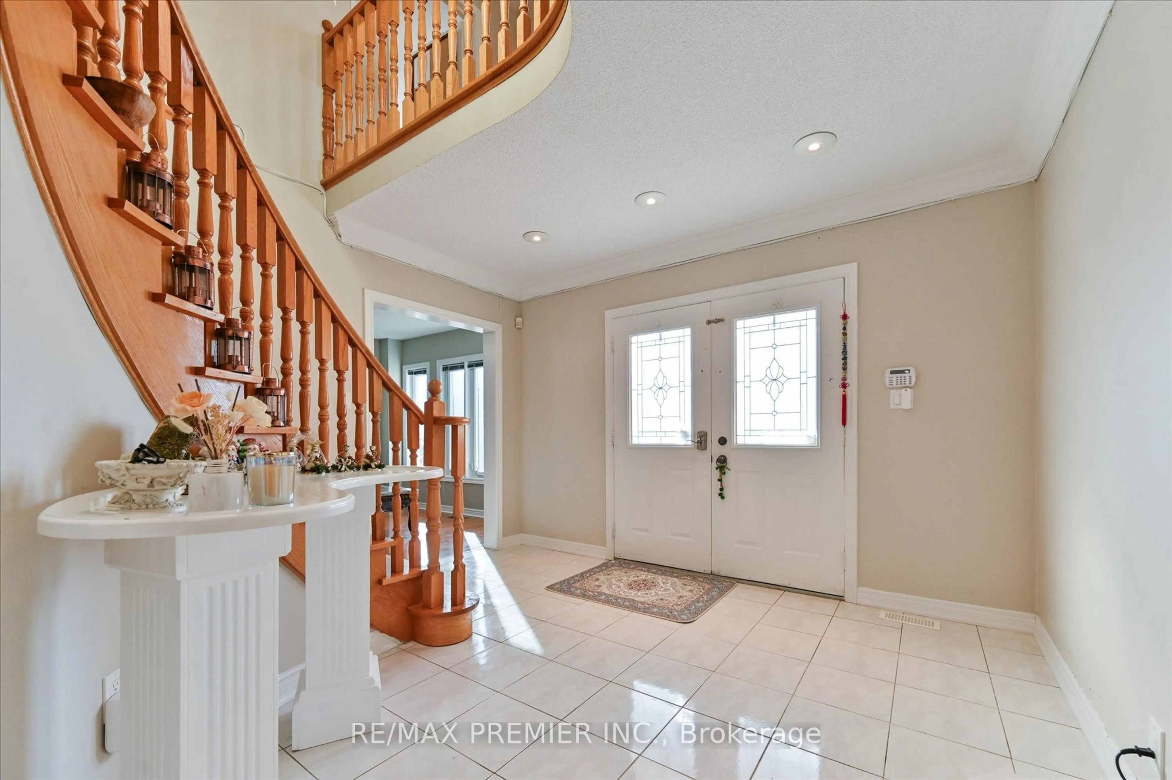 Indoor entryway for 581 Wycliffe Ave, Vaughan Ontario L4L 8S8