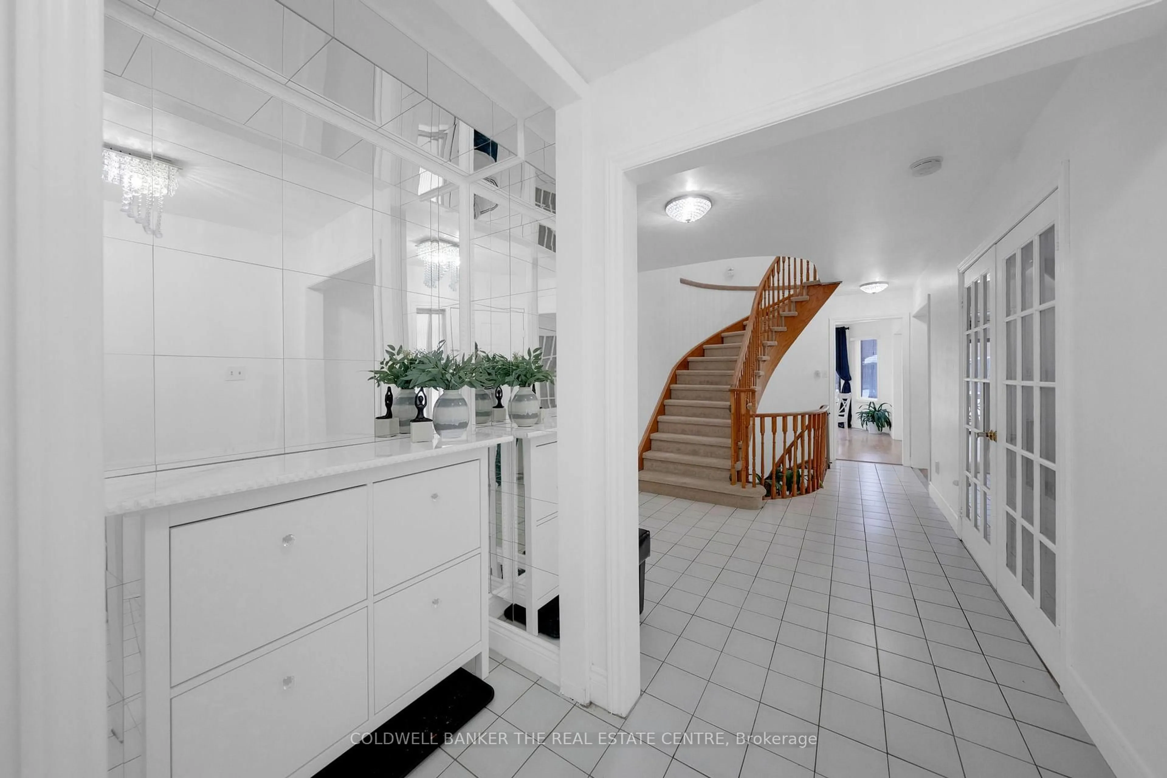 Indoor foyer for 87 O'Connor Cres, Richmond Hill Ontario L4C 7N9