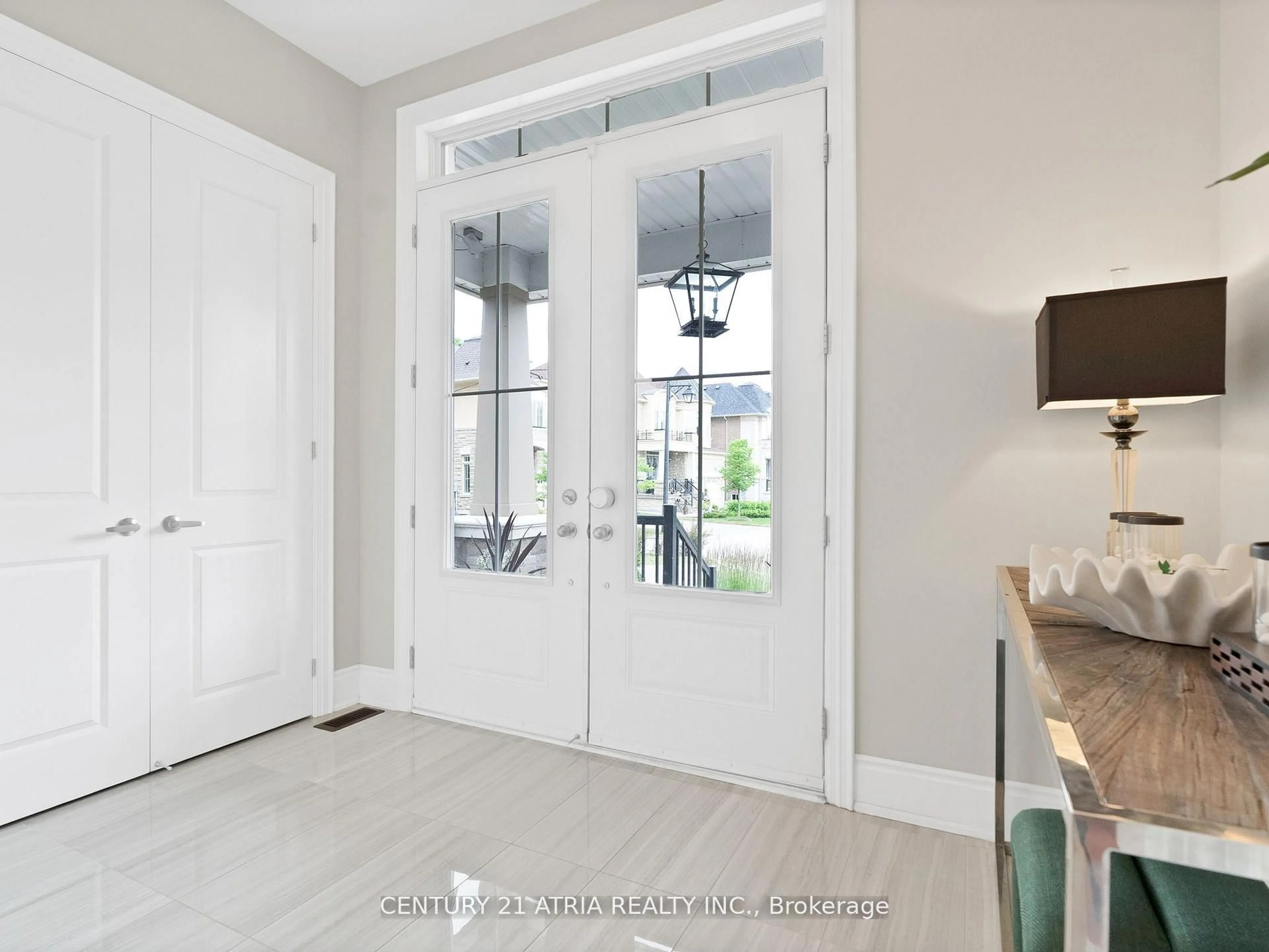 Indoor entryway for 12 Macdonald Crt, Richmond Hill Ontario L4E 1E9