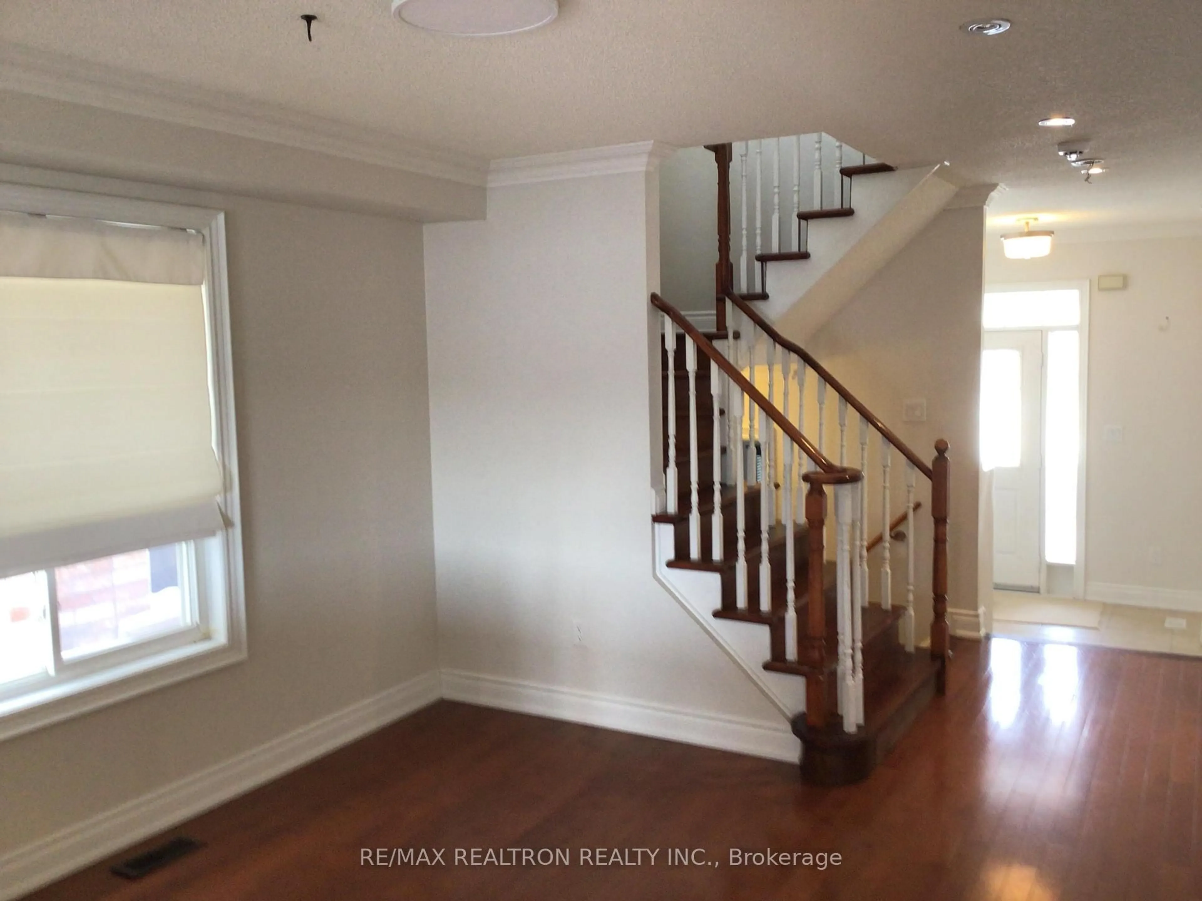 Indoor entryway for 910 Isaac Phillips Way, Newmarket Ontario L3X 2Y8