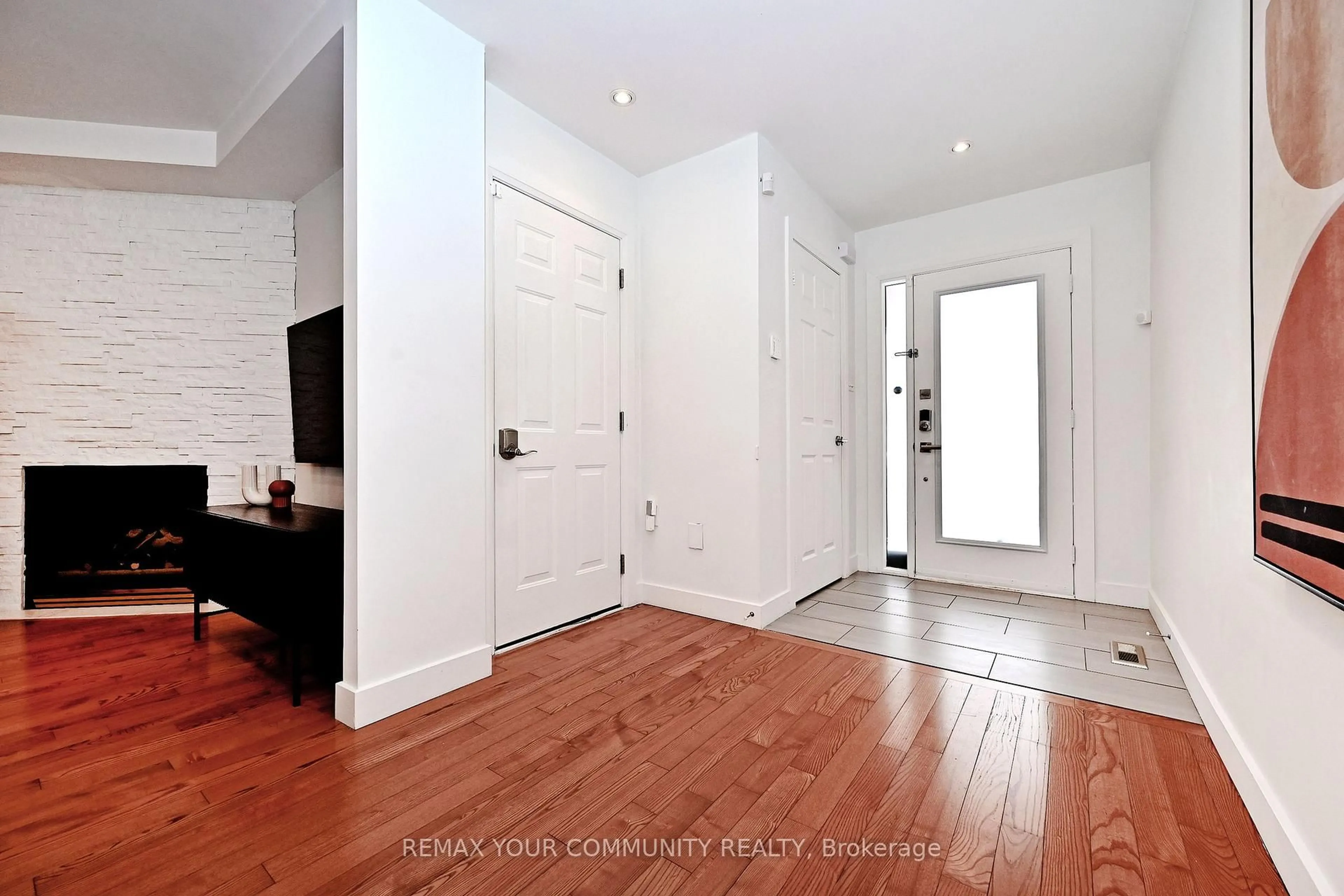 Indoor entryway for 152 Vanguard Rd, Vaughan Ontario L4K 5G8