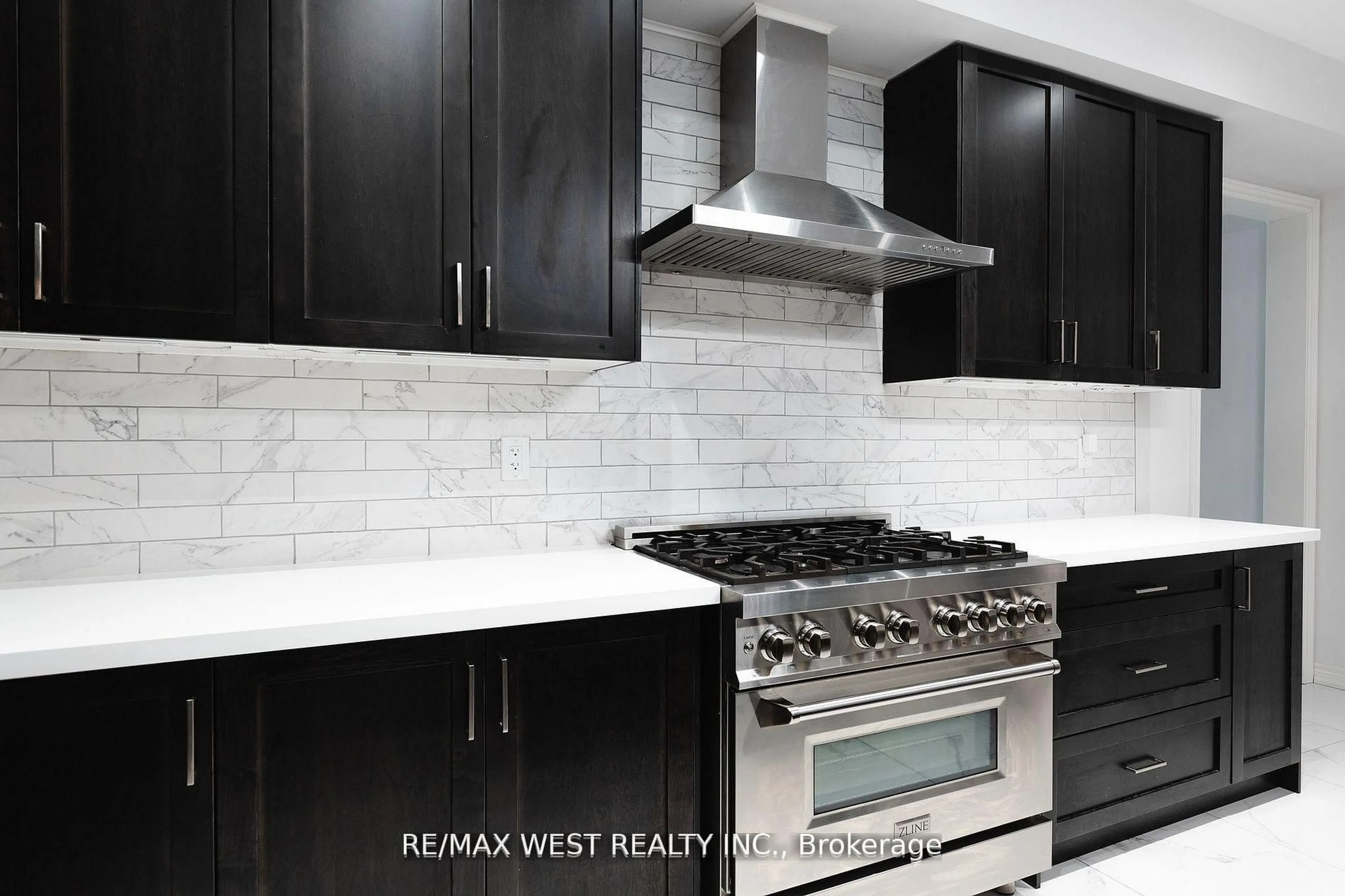 Contemporary kitchen, ceramic/tile floor for 31 Frederick Taylor Way, East Gwillimbury Ontario L0G 1M0